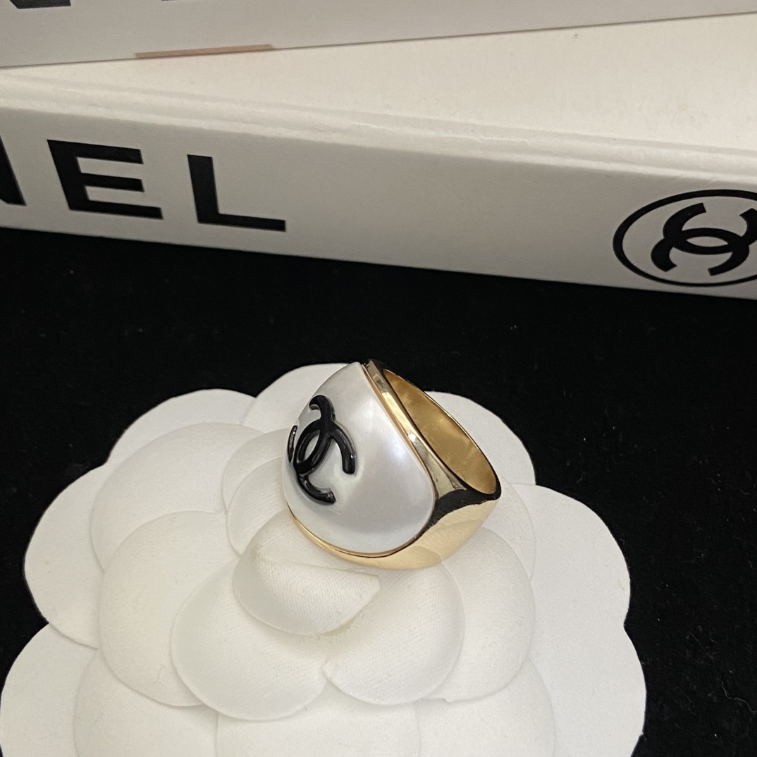TOP CHANEL Ring - Gold and White