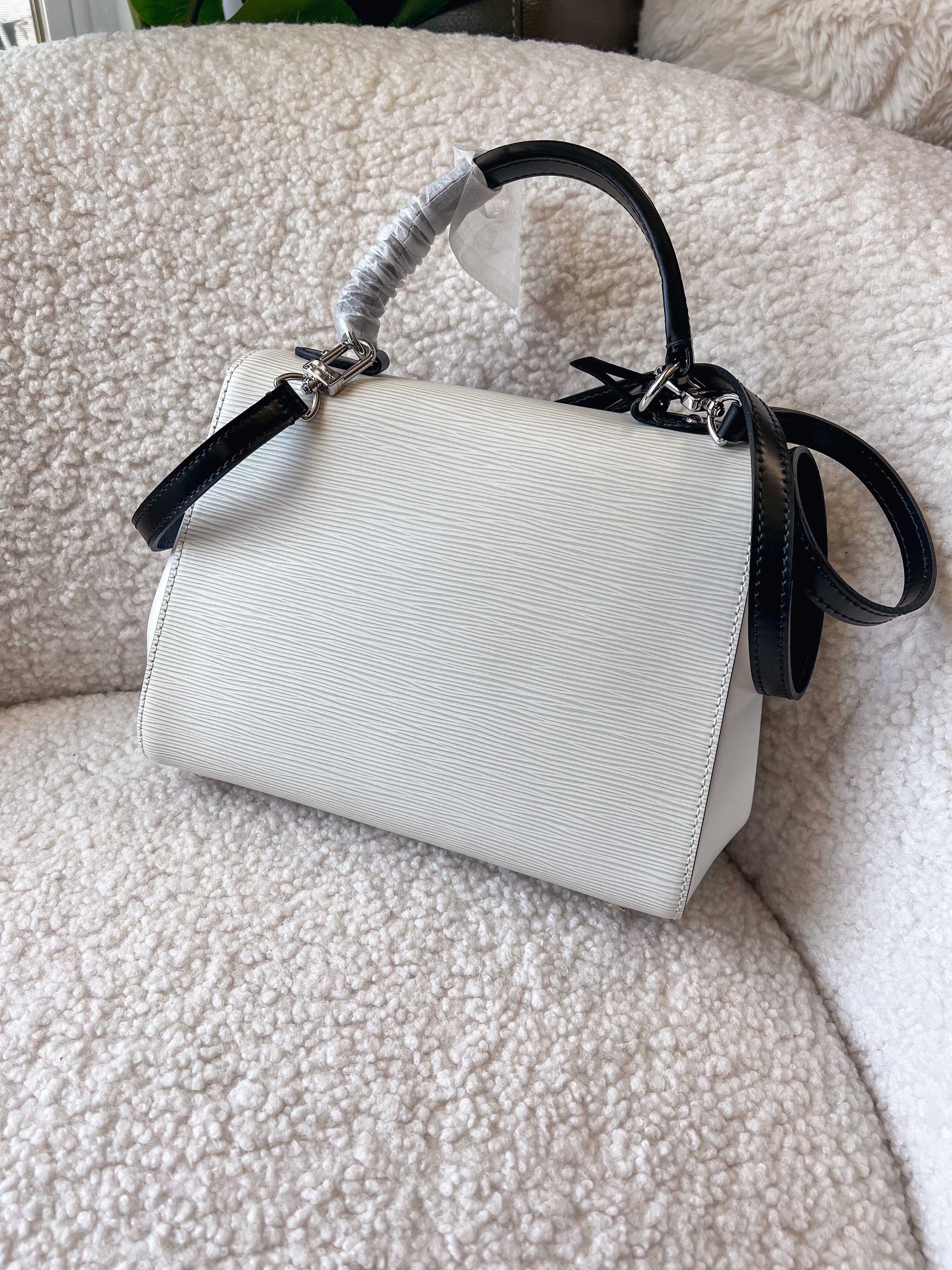 TOP Louis Vuitton LV Cluny MM Epi Leather 19 ×10 ×24 cm- White