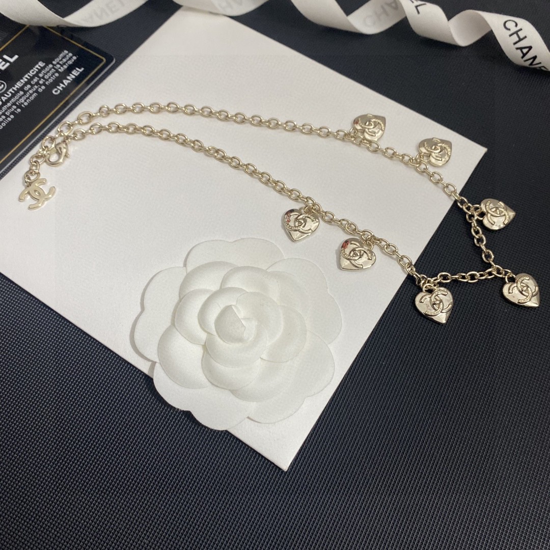 TOP CHANEL Heart Necklace - Silver