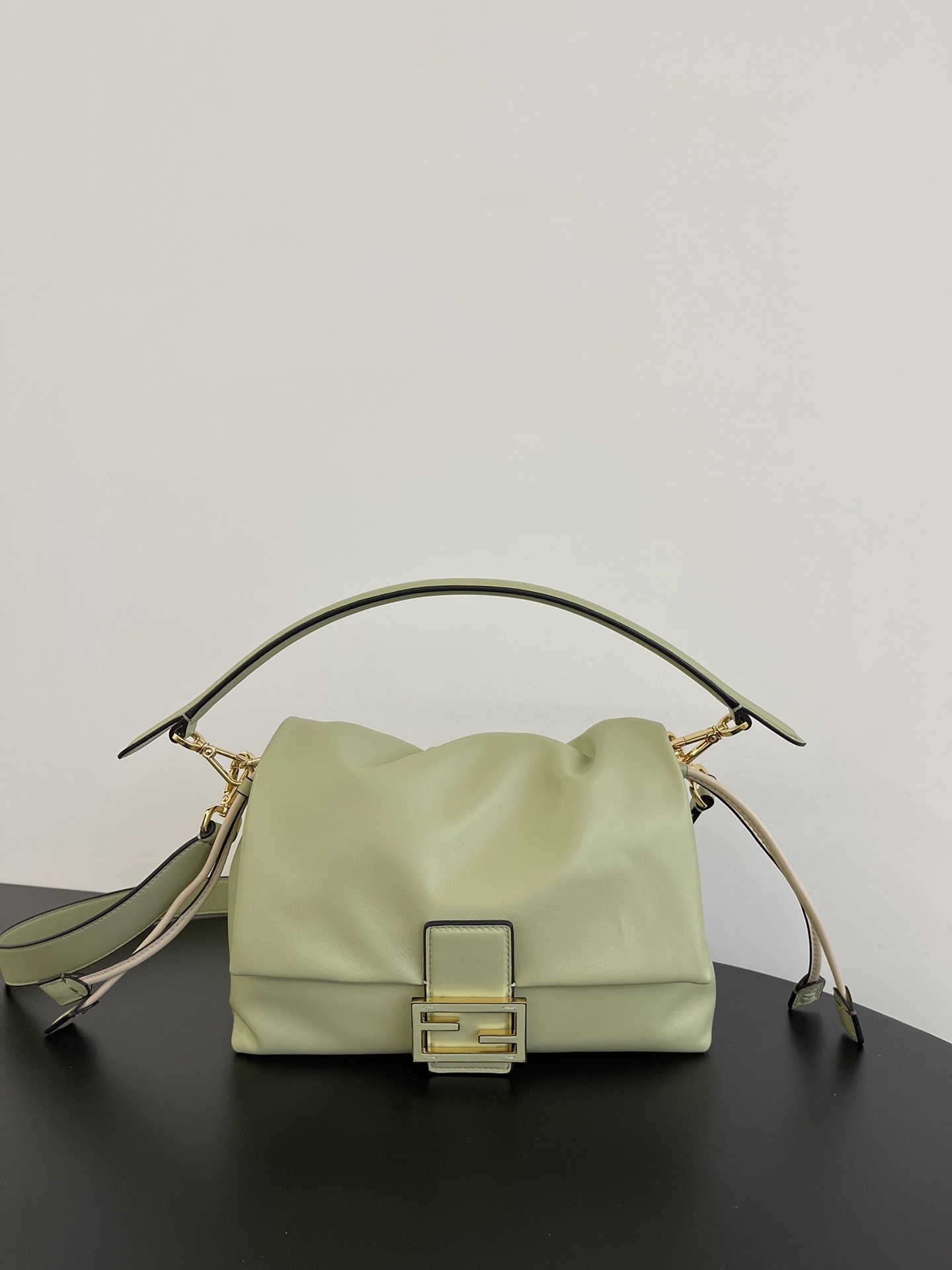 TOP FENDI Mamma Baguette Bag 26.5x8.5x18cm - Light Green