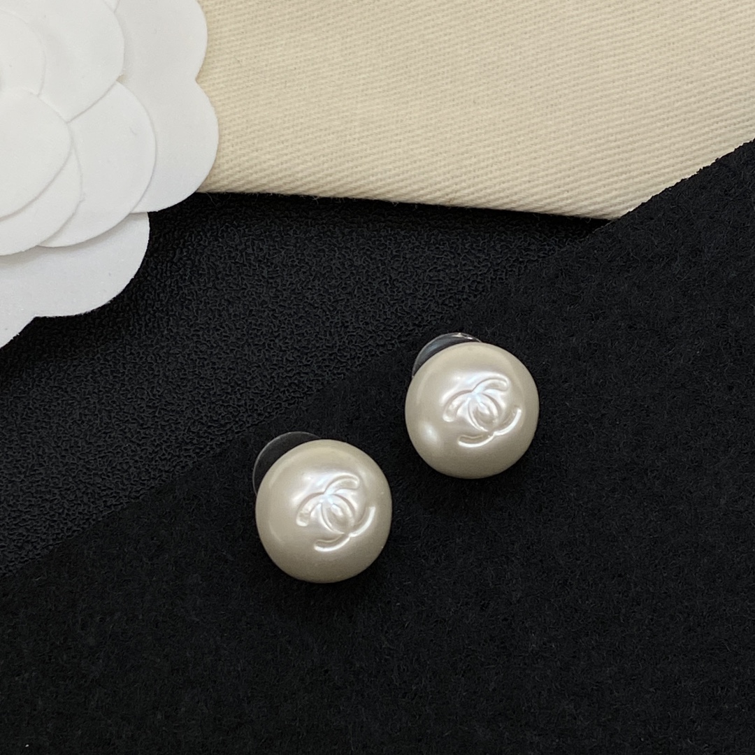 TOP CHANEL CC Pearl Earrings - White