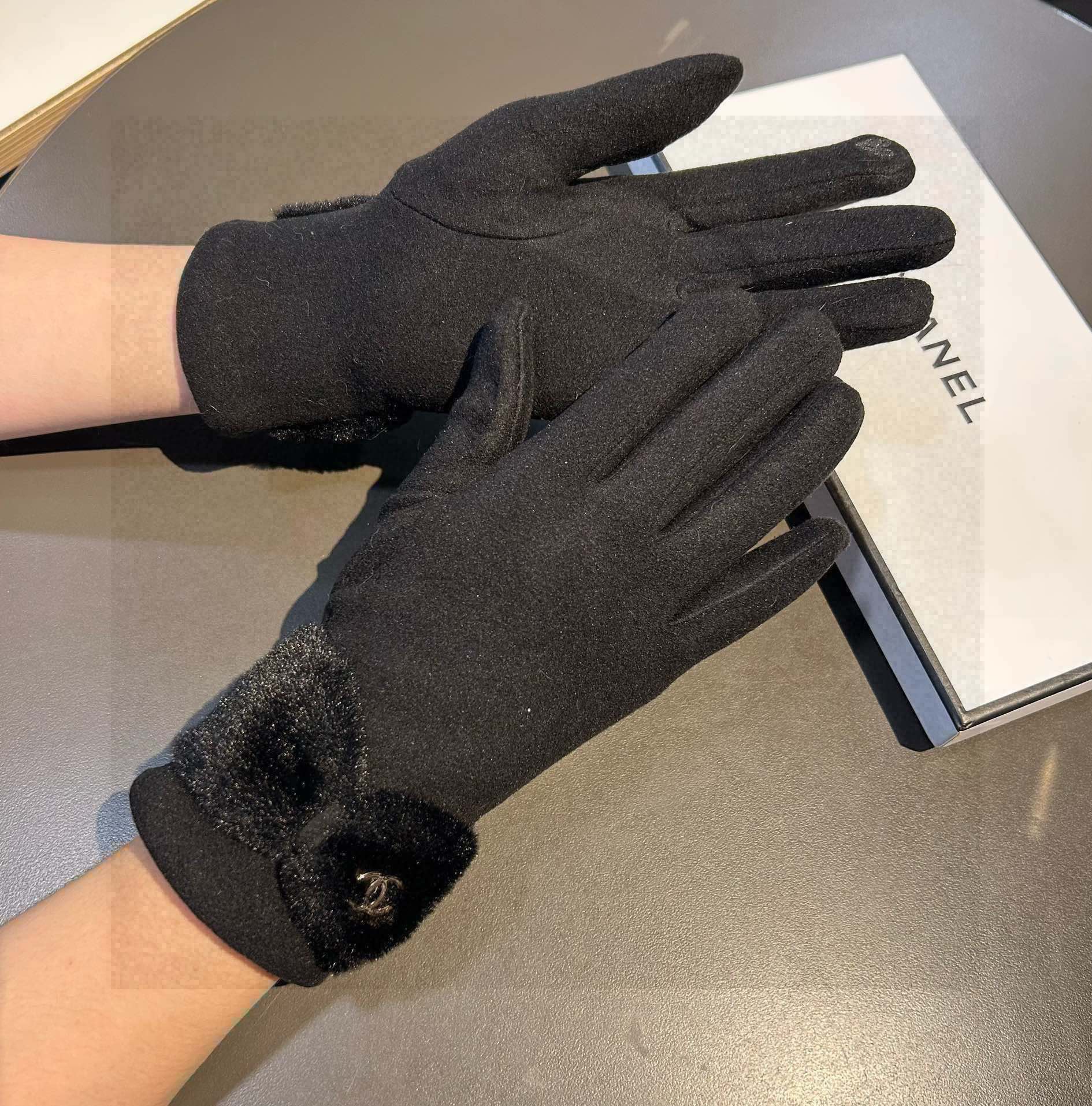 TOP CHANEL  Gloves - 3 Colors