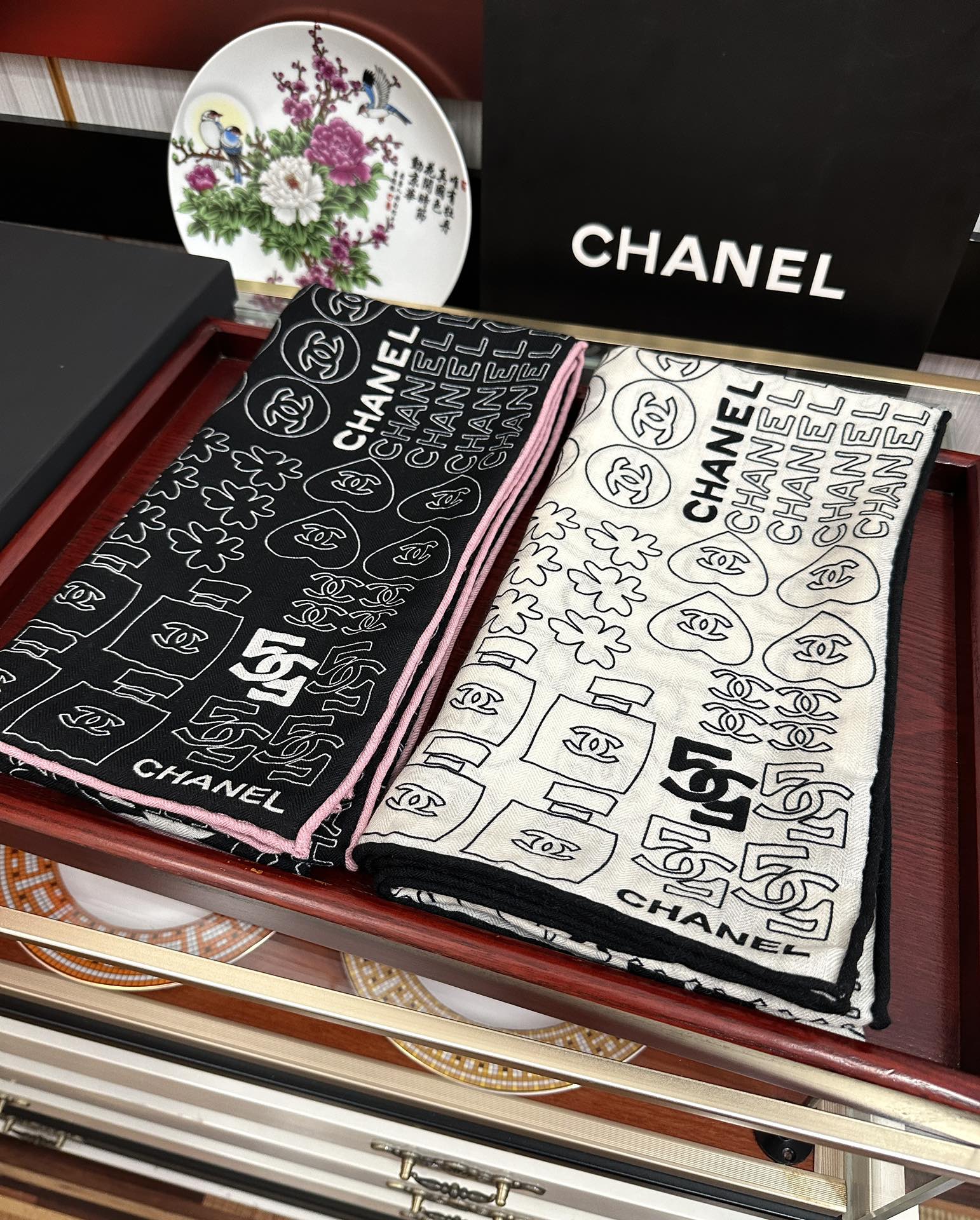 TOP Chanel Classic Camellia Scarf 140x140 cm - 2 Colors