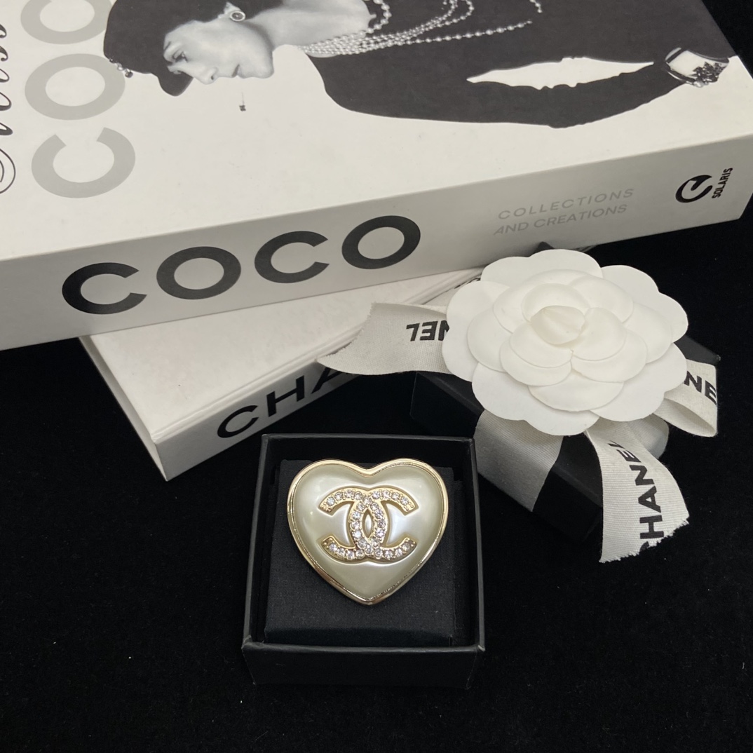 TOP CHANEL CC Heart Brooch - White
