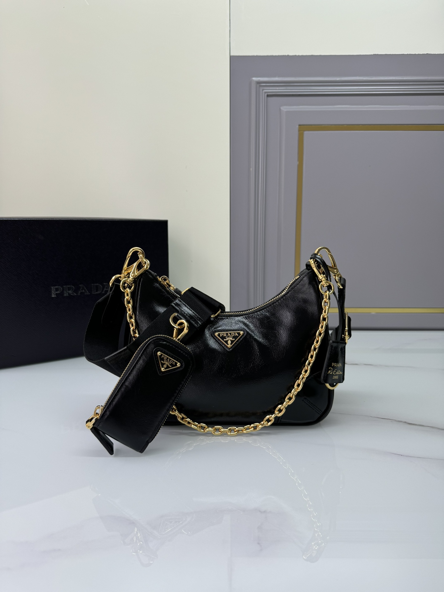 TOP PRADA Re-Edition 2005 Hobo Bag Oiled Cowhide 23x17x6.5cm - Black