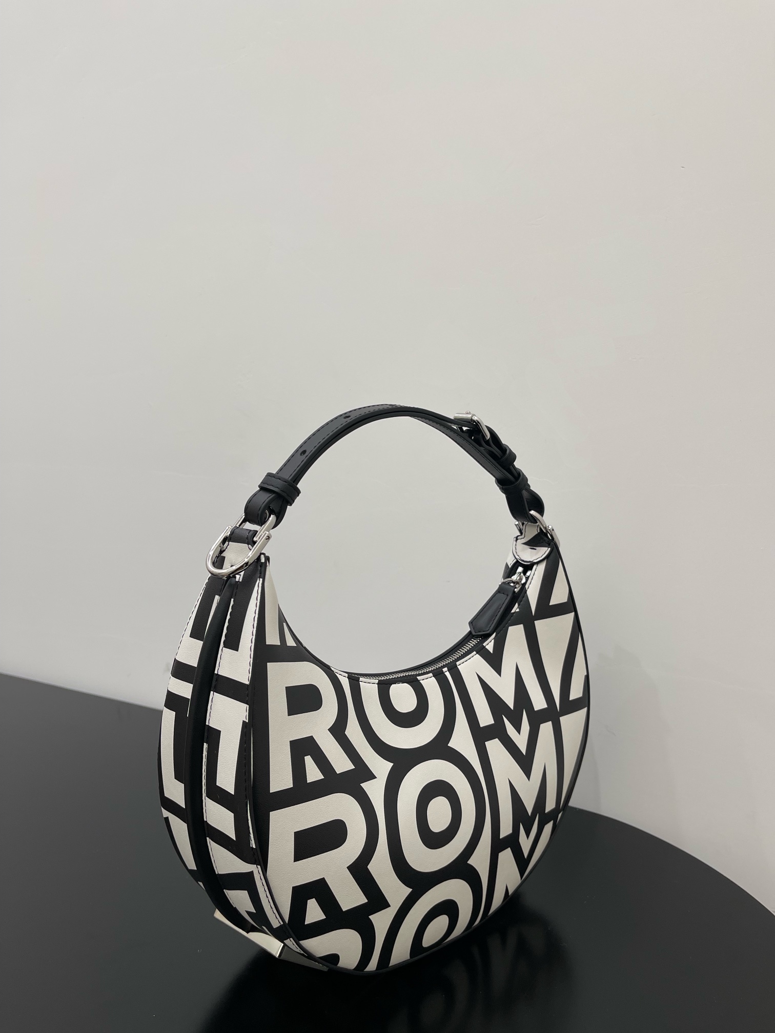 TOP FENDI Graphy Bag - Black & White