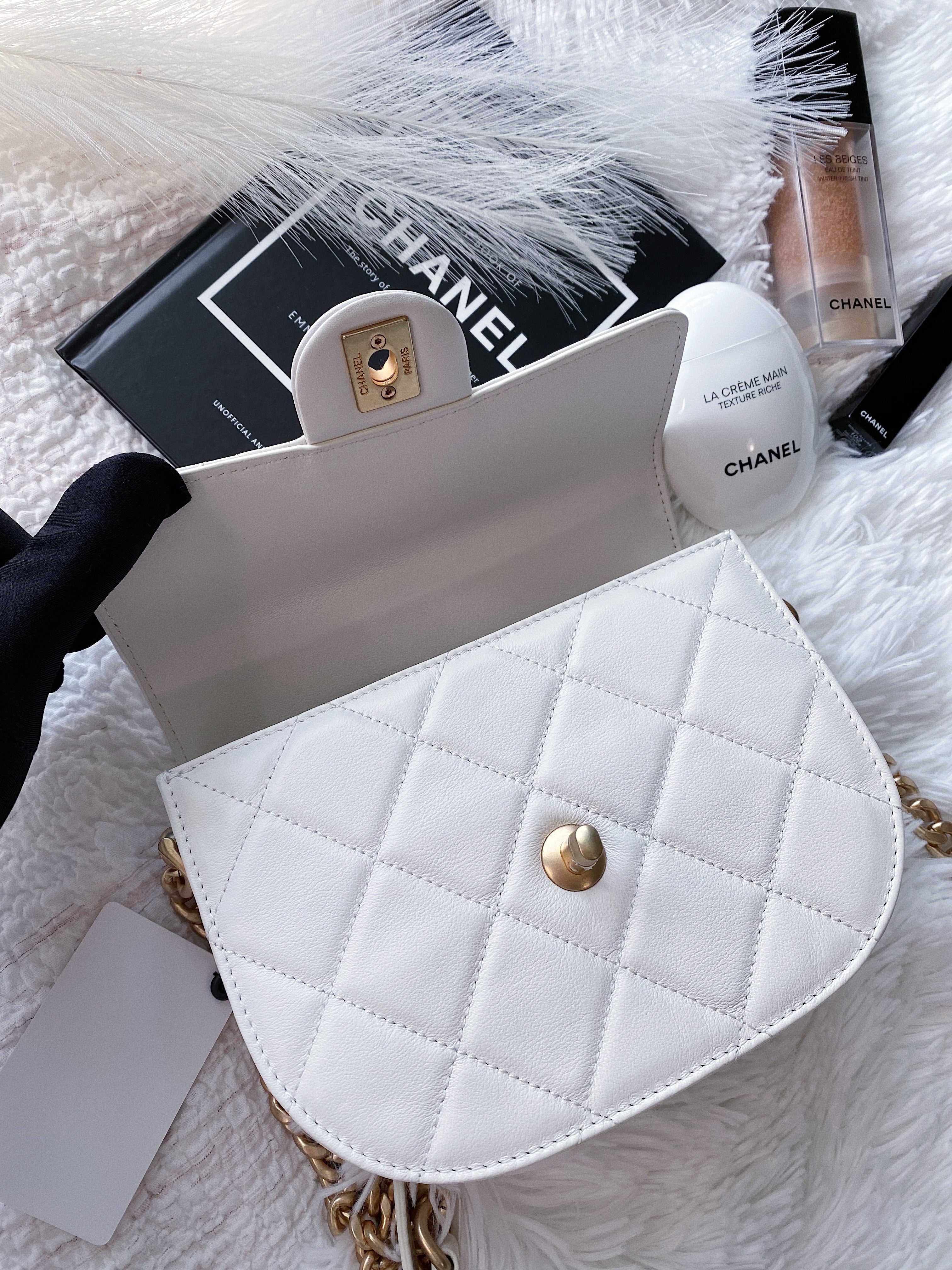 TOP CHANEL Messenger Bag Calfskin Mini - White