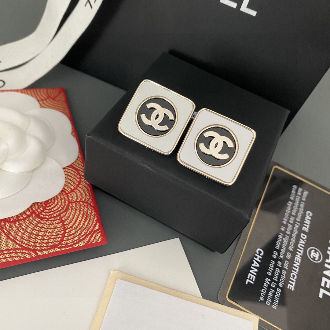 TOP CHANEL Double C Square Earrings