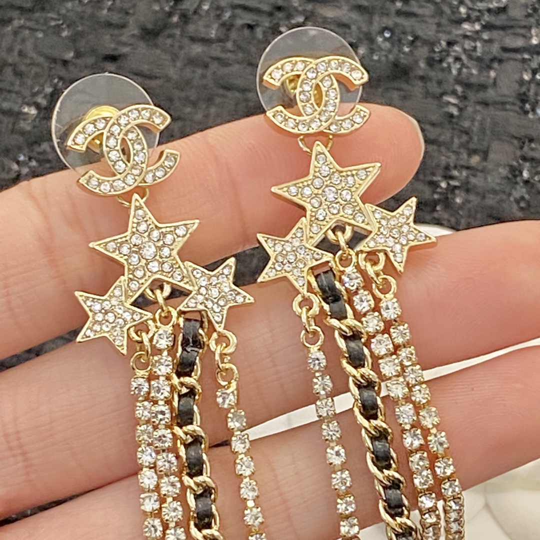 TOP CHANEL Lambskin Leather Chain Diamond Star Tassel Earrings - Gold