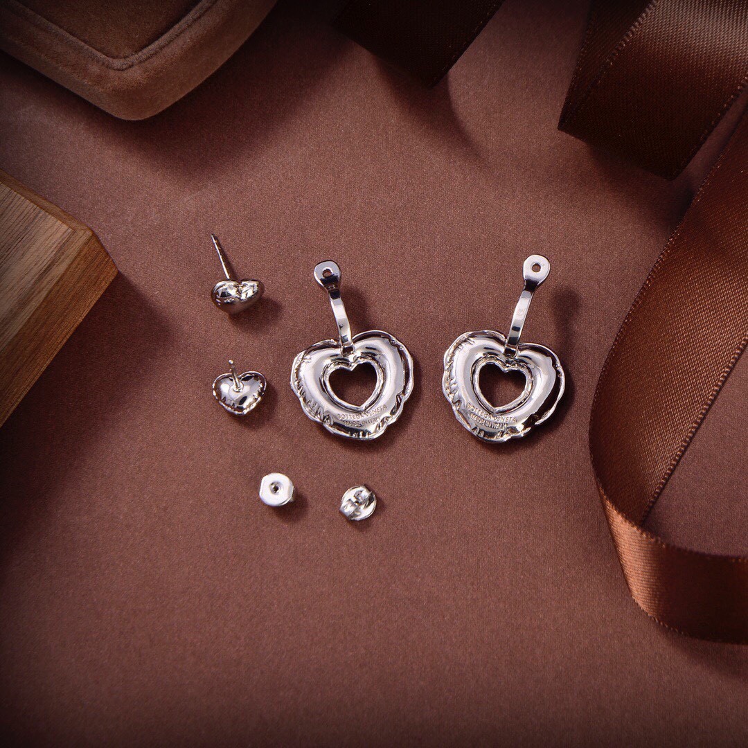 TOP Bottega Veneta BV Openwork Heart-shaped Earrings - Silver