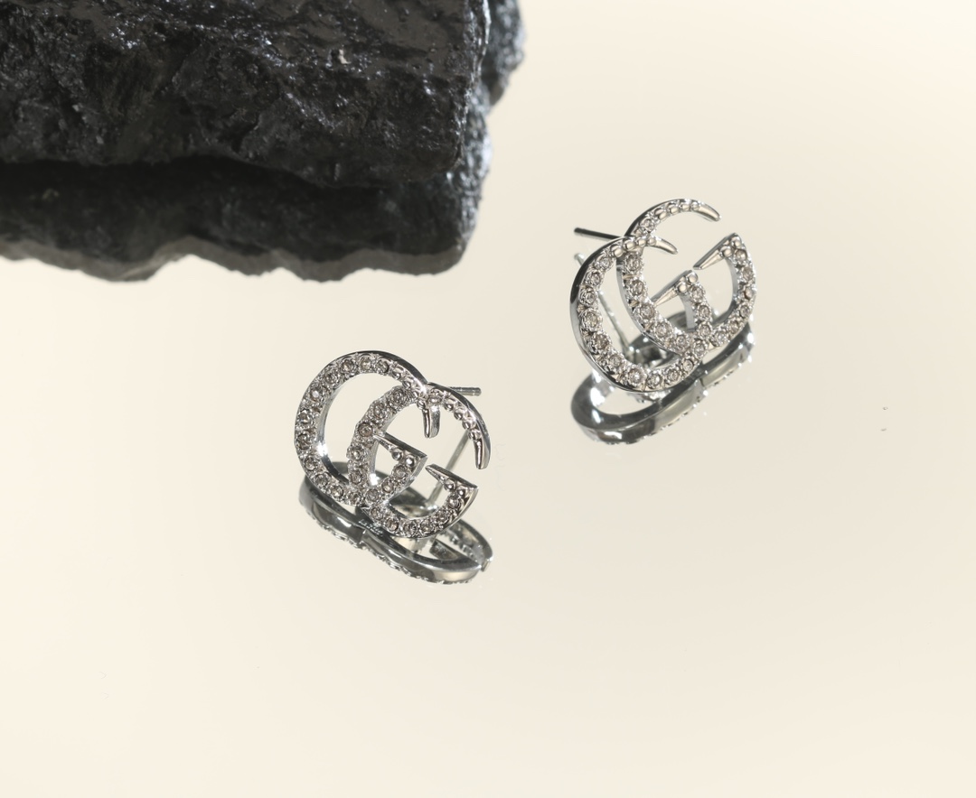 TOP GUCCI Retro G Word Earrings