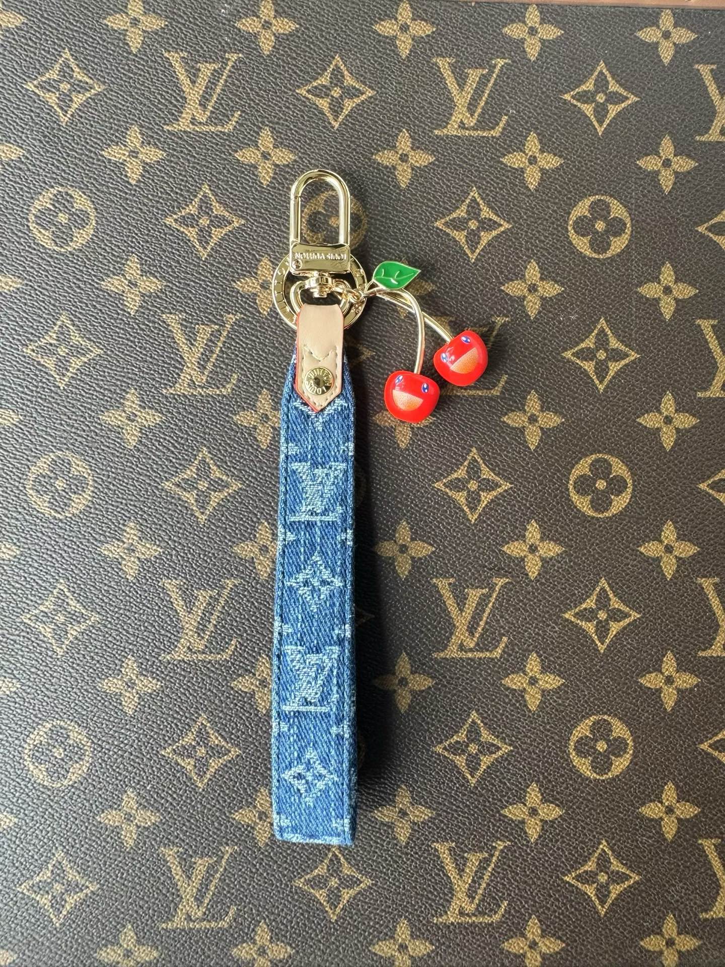 TOP Louis Vuitton LV Cherry Key Chain  - Gold