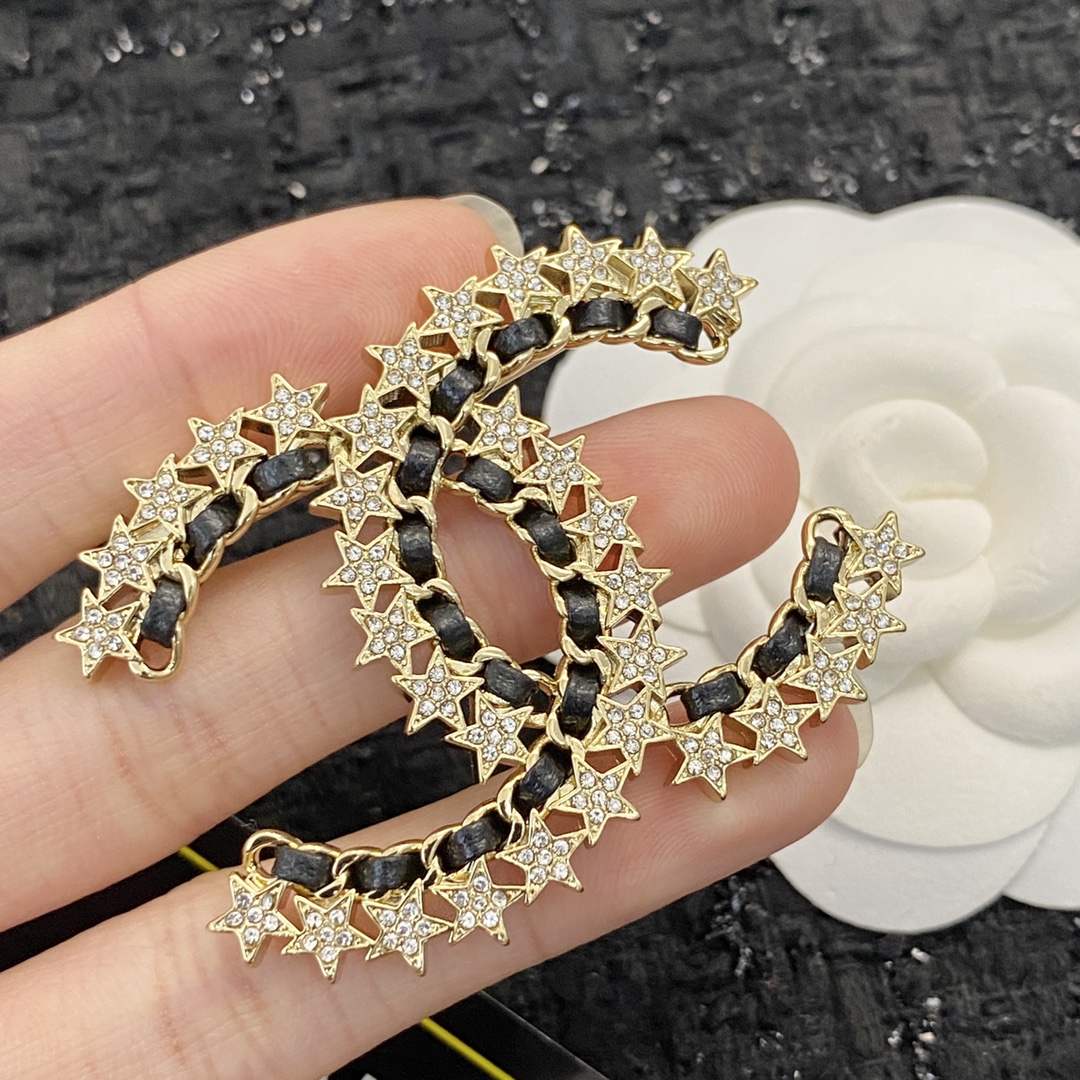 TOP CHANEL Double C Star Lambskin Brooch - Gold