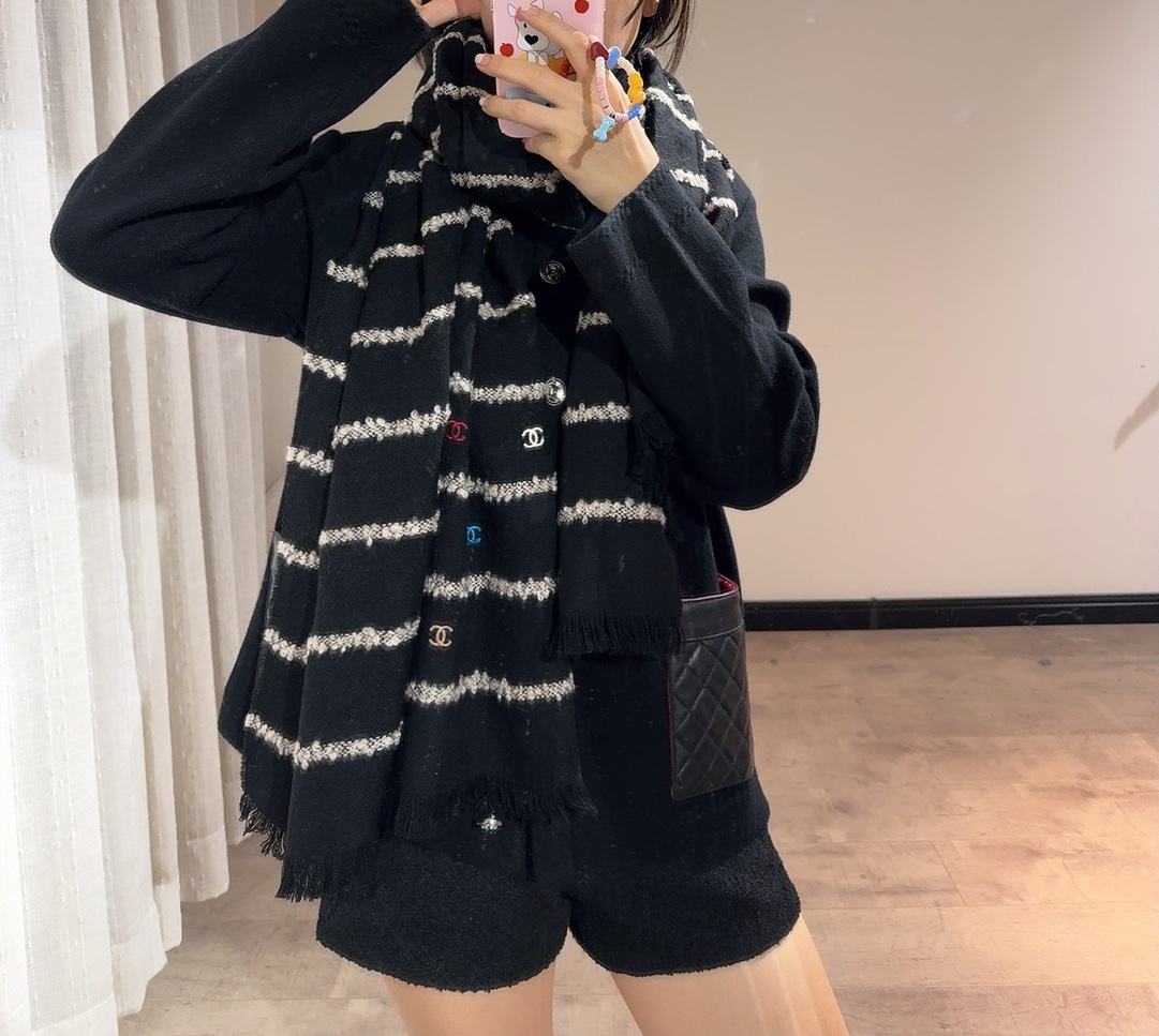 TOP CHANEL CC Scarf - Black