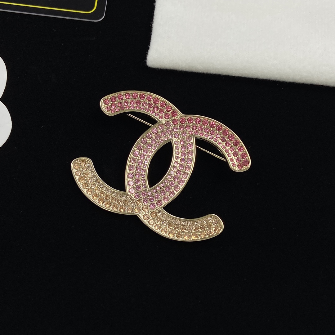 TOP CHANEL Metallic Gradient Pink Diamond Brooch - Gold