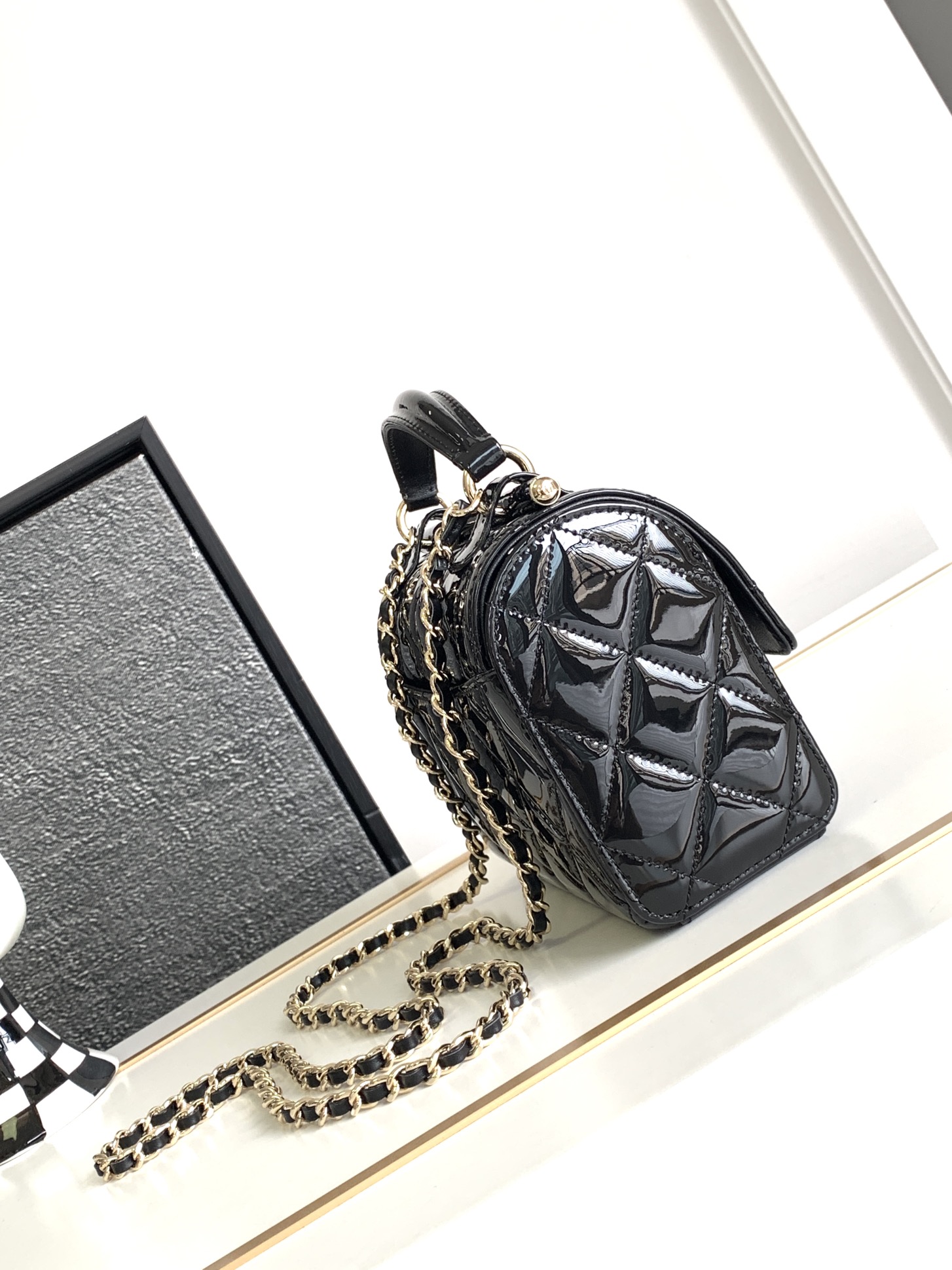 TOP CHANEL Lacquer leather box bag - Black&GHW