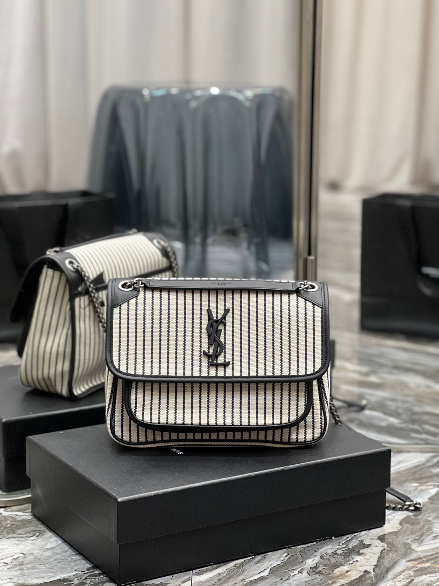 TOP Yves Saint Laurent YSL Niki Shoulder Bag - Black