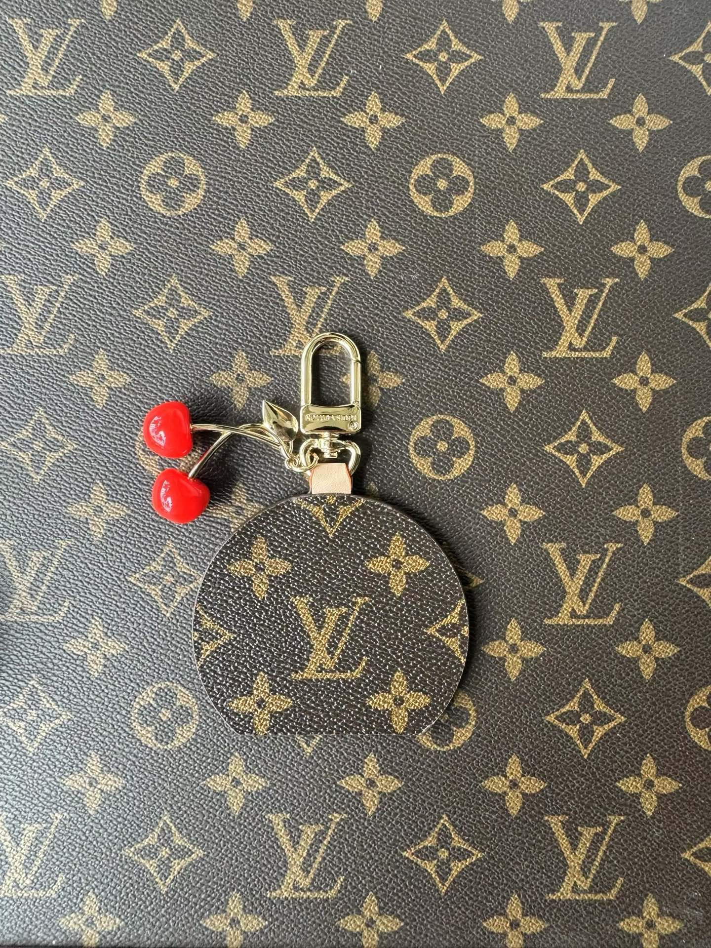 TOP Louis Vuitton LV Cherry Key Chain  - Gold