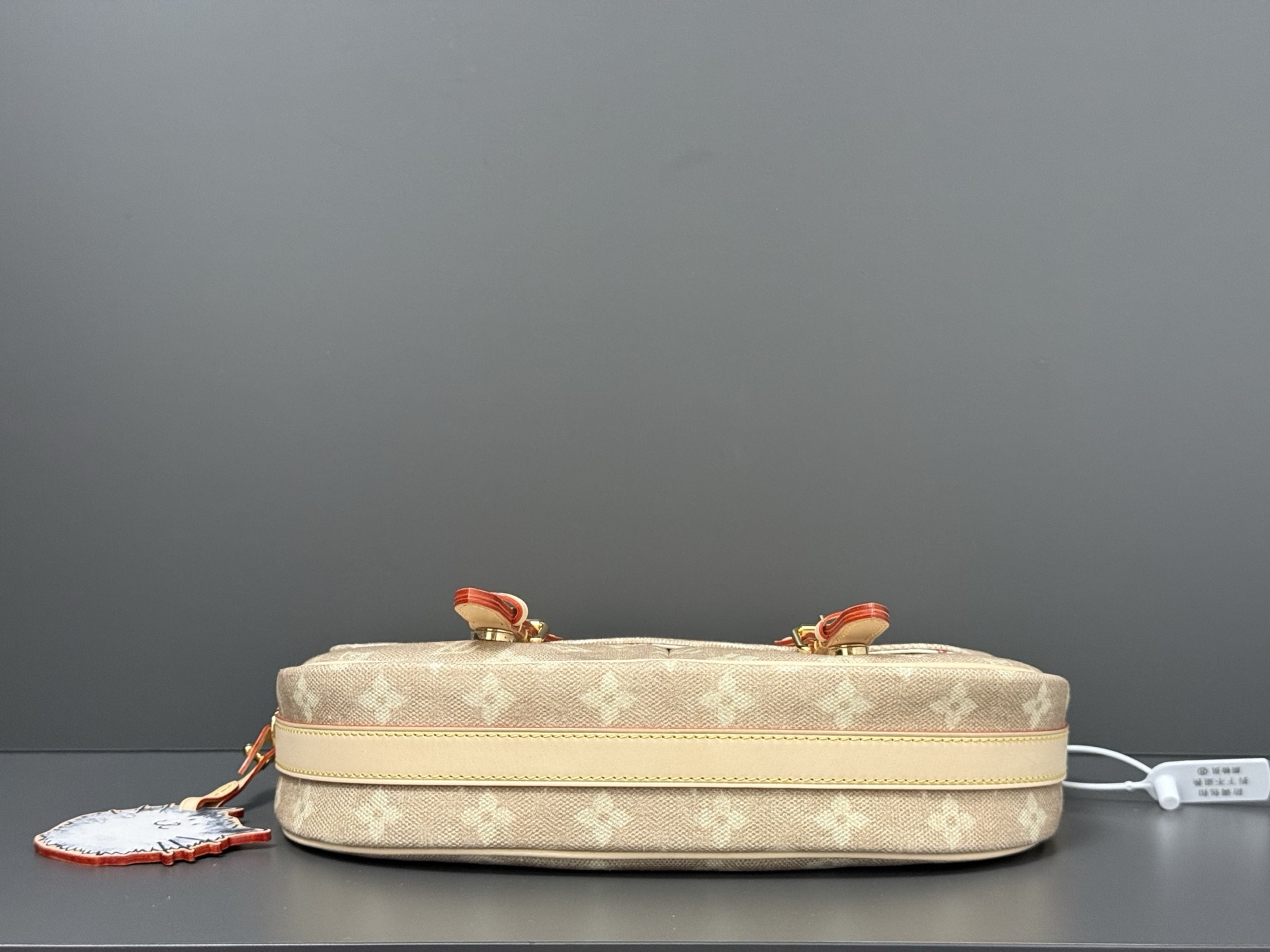 TOP Louis Vuitton LV Travels With Grace Coddington Escape Bag 21x7x30 cm - Beige