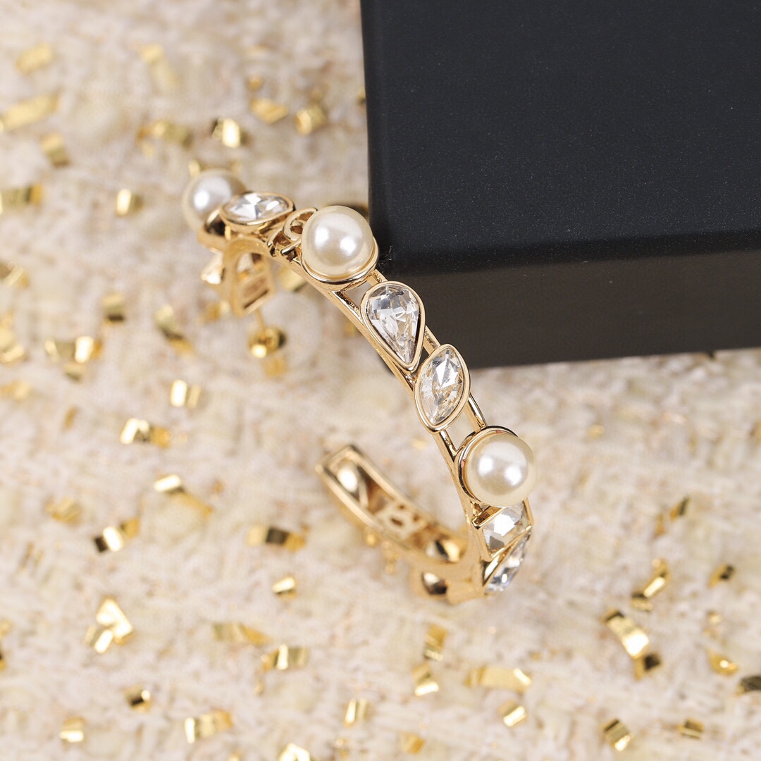 TOP CHANEL Half Circle Earrings