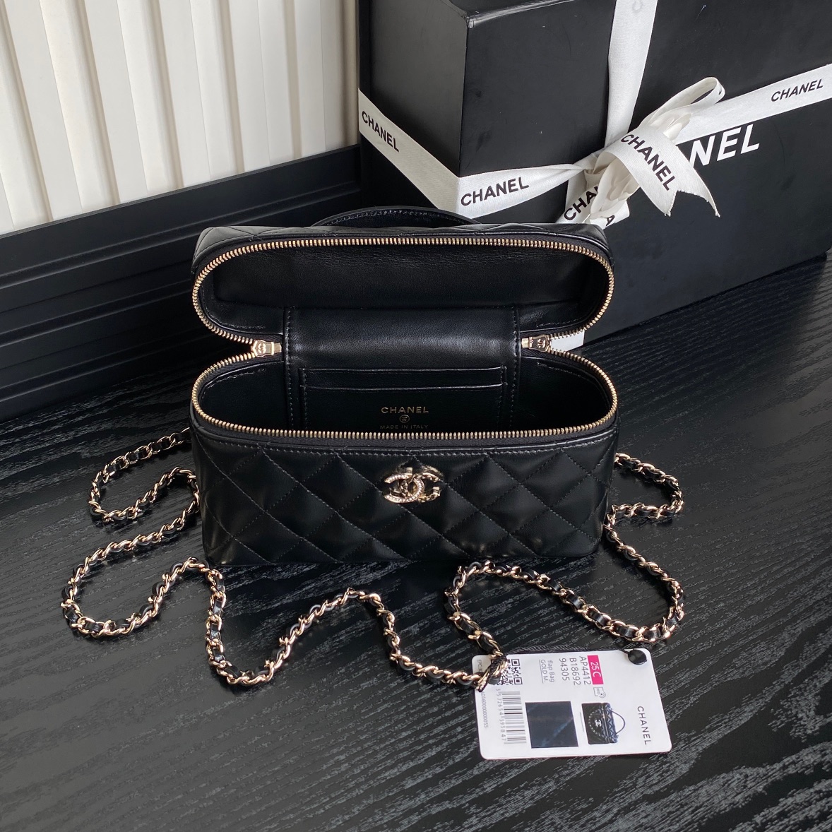 TOP CHANEL Vanity Case Lambskin 14x18x3cm - Black & GHW