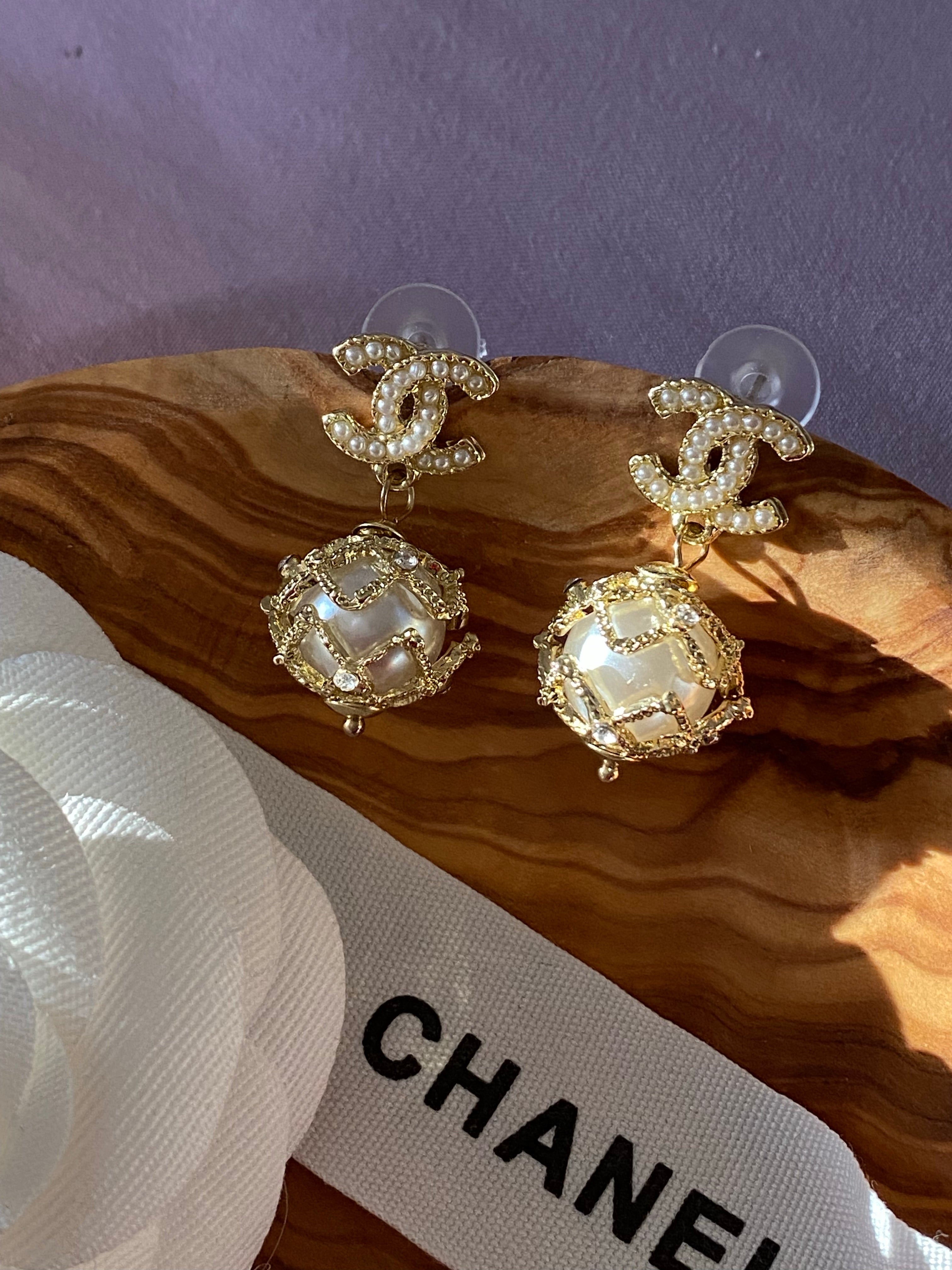 TOP CHANEL Dangle Pearl Earrings