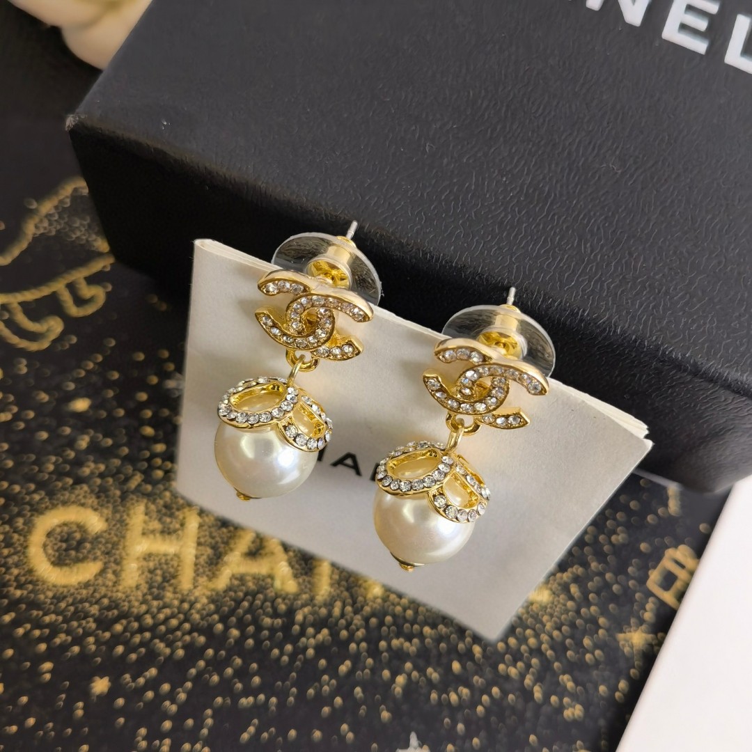 TOP CHANEL Double C Pearl Earrings