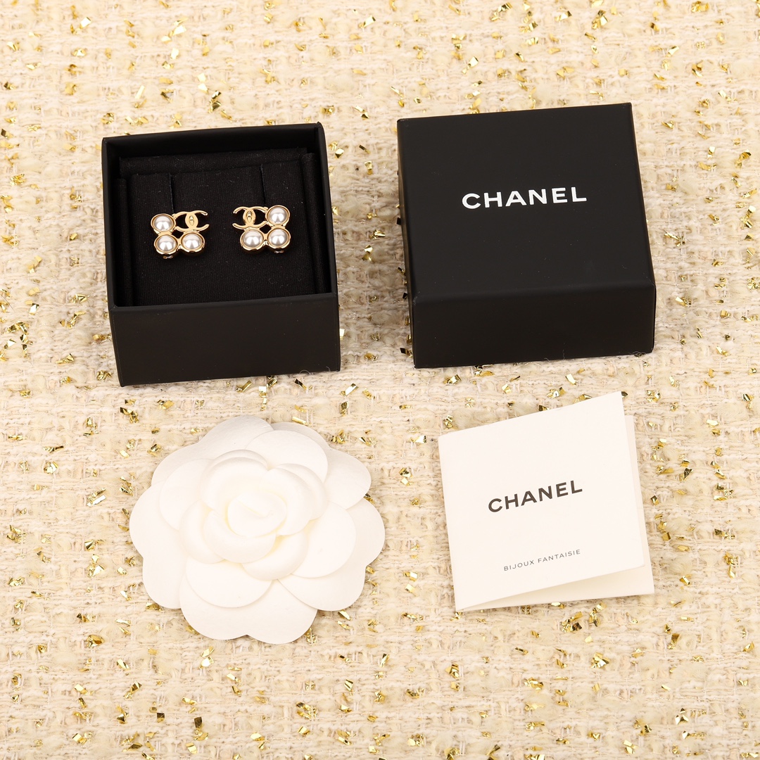 TOP CHANEL CC Pearl Earrings