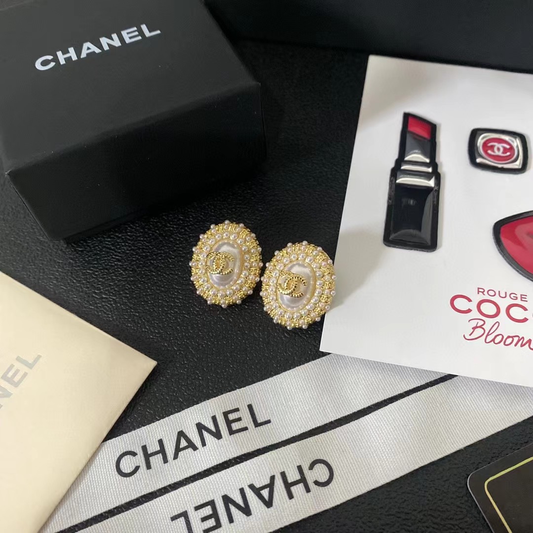 TOP CHANEL Stud Earrings