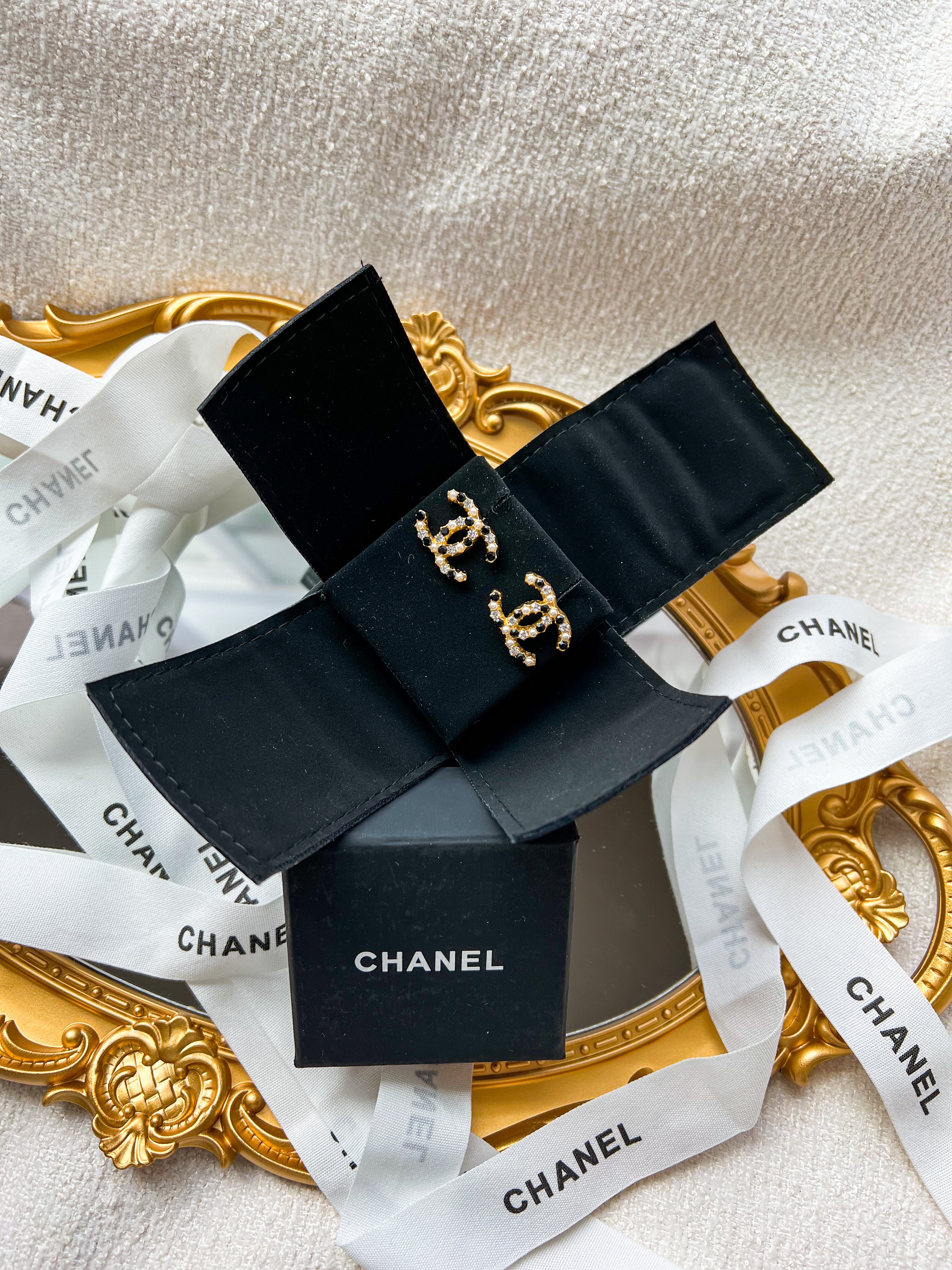 TOP CHANEL Stud Earrings w Black Stones