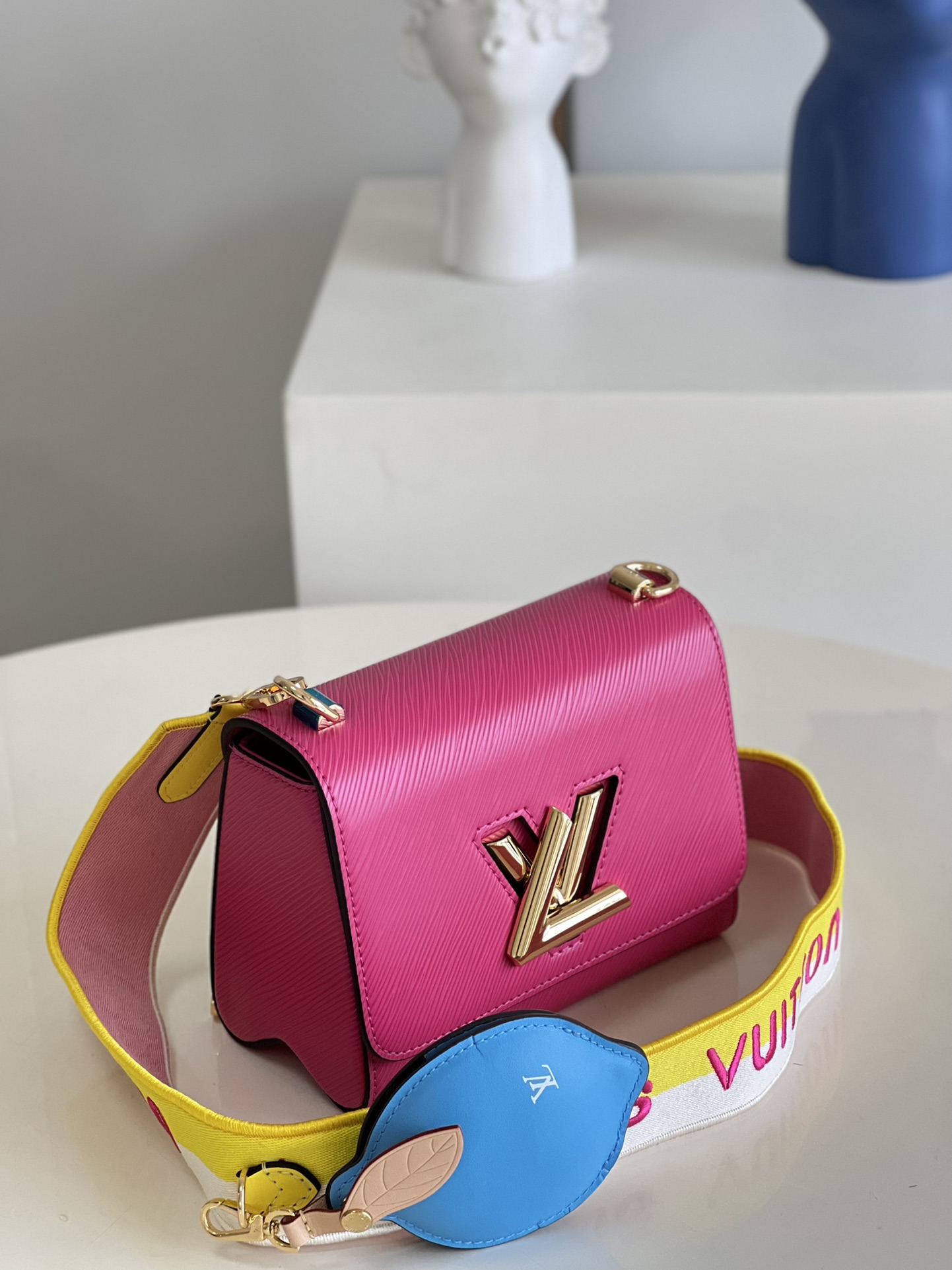 TOP Louis Vuitton LV Mini LV Epi Twist Bag 19 x 15 x 9 cm - PINK