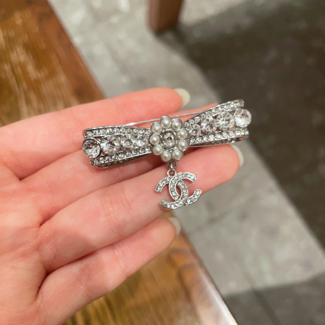 TOP CHANEL  Brooch - Sliver