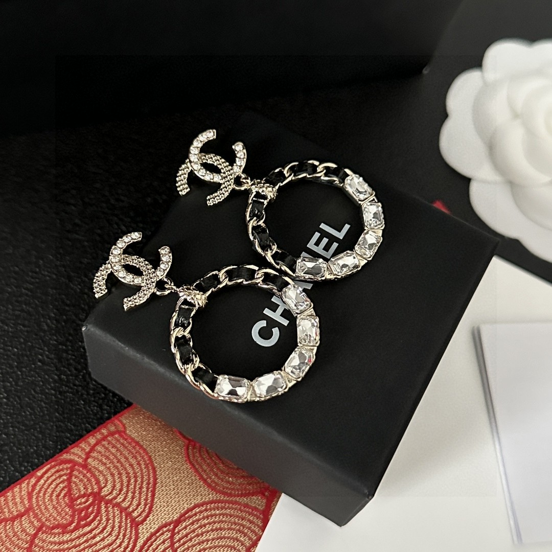 TOP CHANEL CC  Earrings