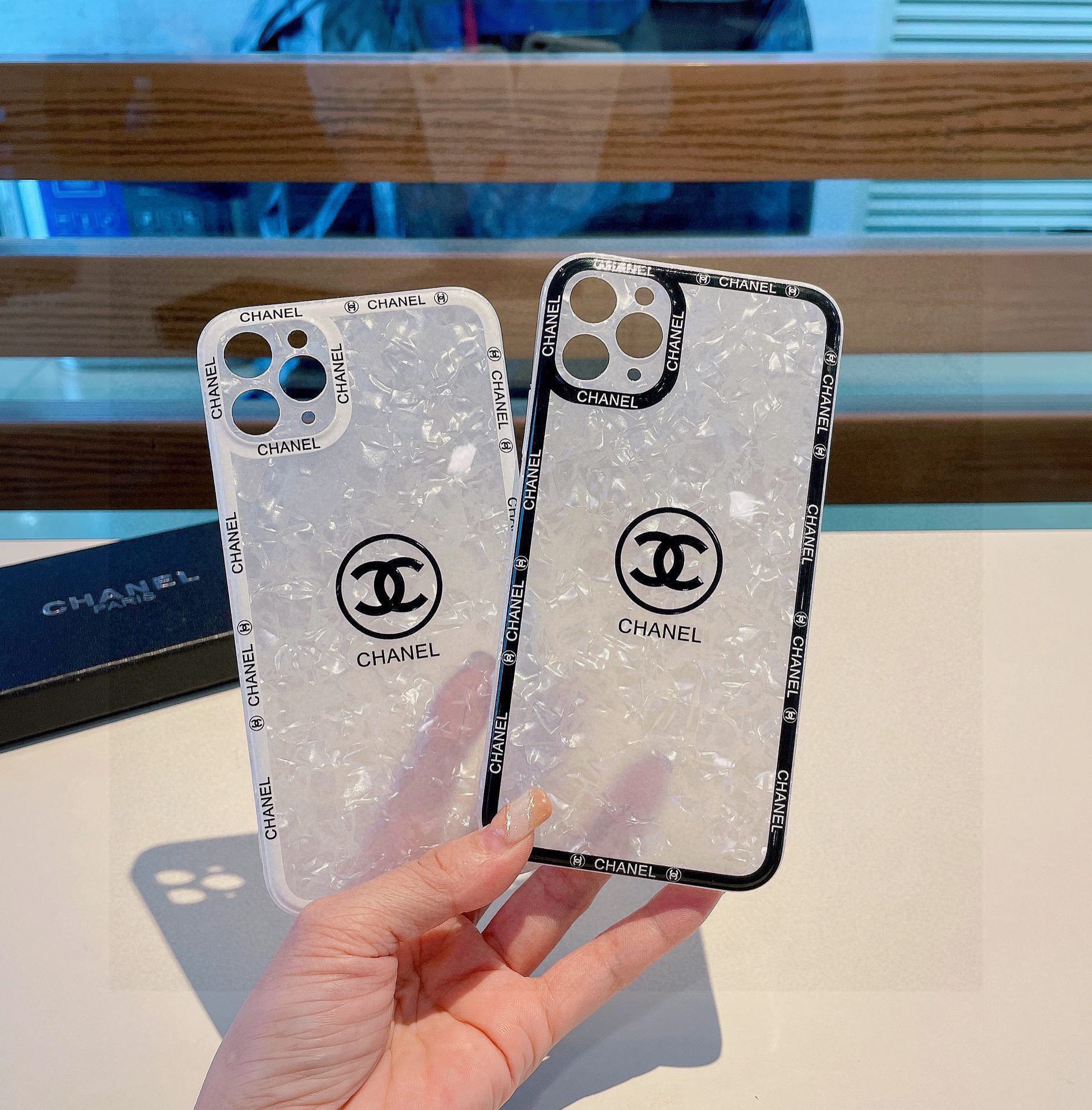 TOP CHANEL Shell Texture Iphone case - 2 Colors