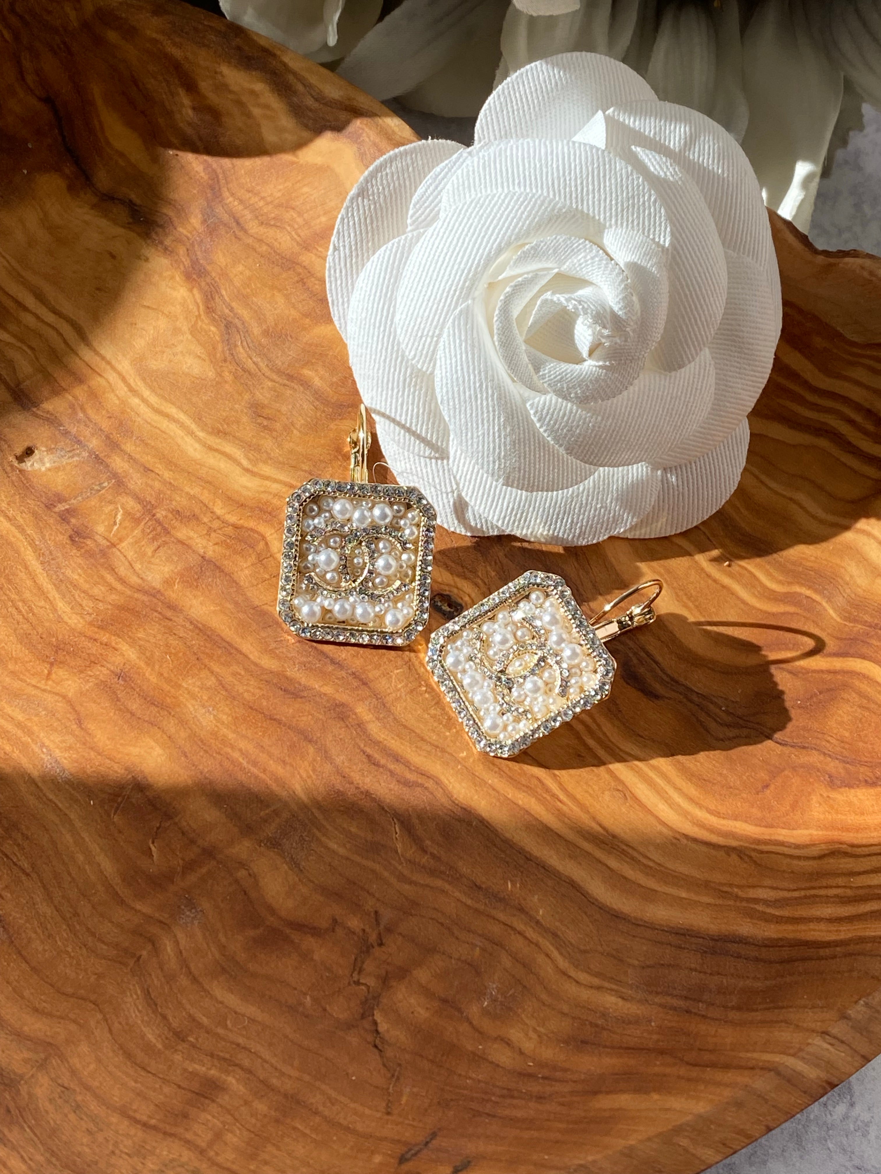 TOP CHANEL Dangle Square Pearls and Stones Earrings