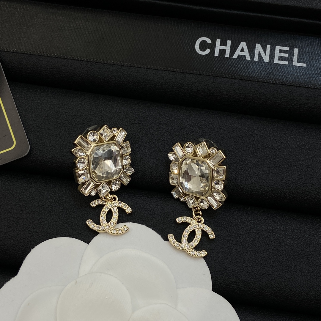 TOP CHANEL CC Heart Earrings