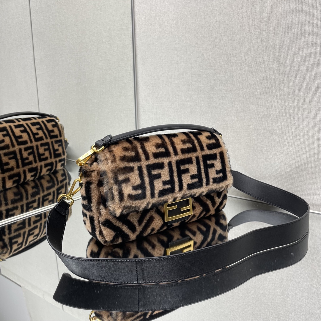 TOP FENDI Wool Baguette Bag - 26x13x6cm