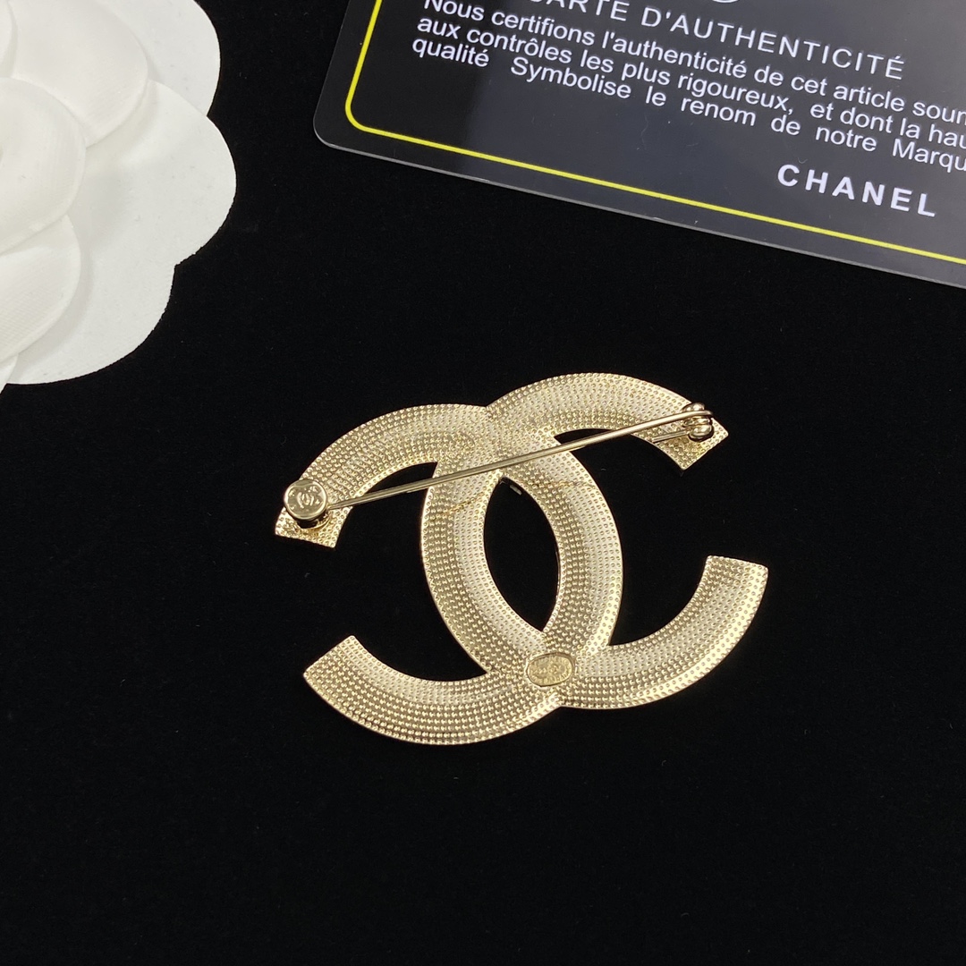 TOP CHANEL Large Metal Logo Brooch - Black