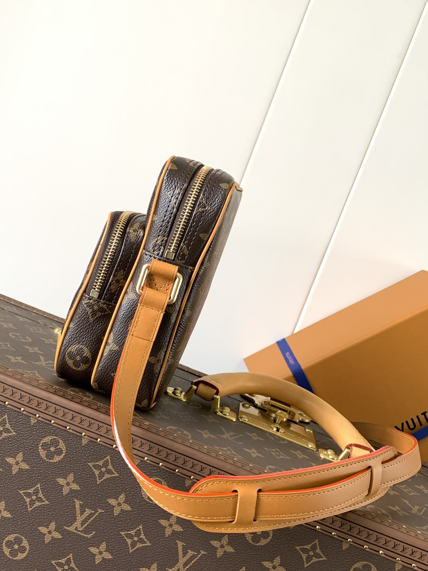 TOP Louis Vuitton LV Amazone Crossbody Bag Cowhide 13.5*20*8CM - Brown