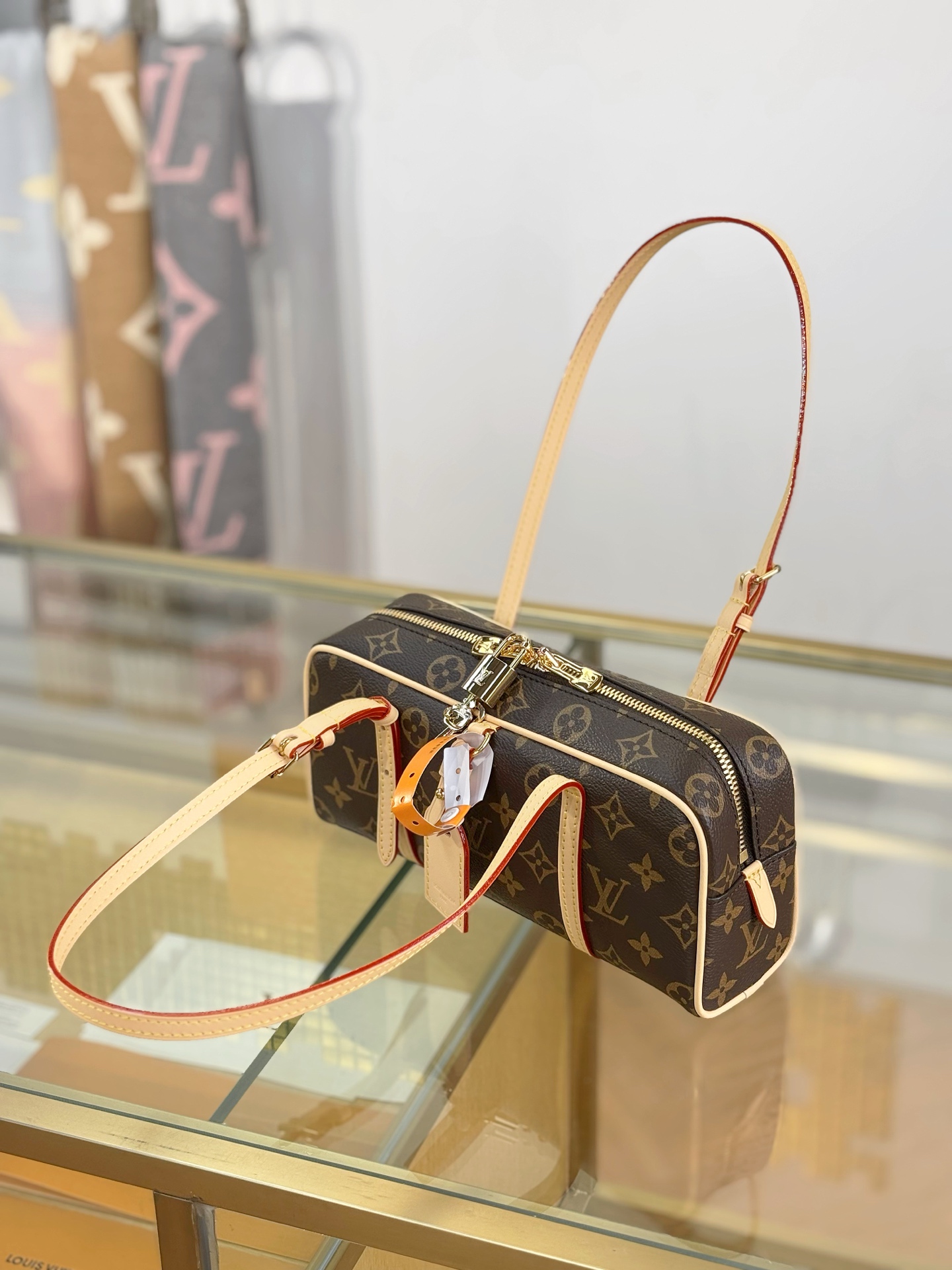 TOP Louis Vuitton LV  HANG ON Bag 26x11.5x6.5cm - Brown