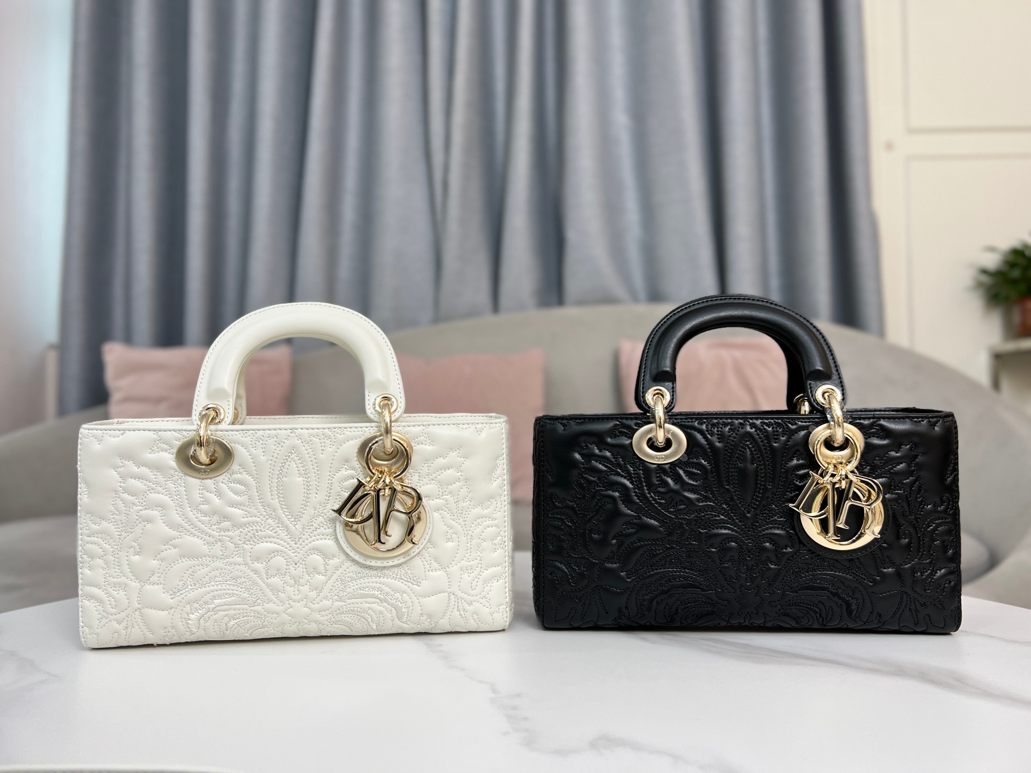 TOP Christian Dior Medium Size Lady D-Joy Hand Embroidered Ornamental Pattern 26x13.5x 5cm - Black/White - GHW