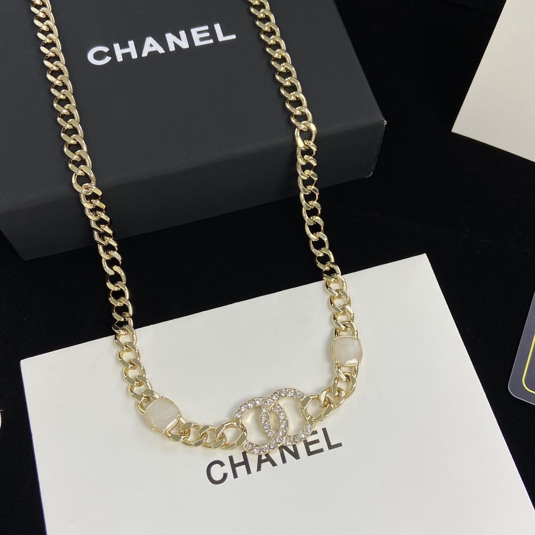 TOP CHANEL Turnlock Necklace