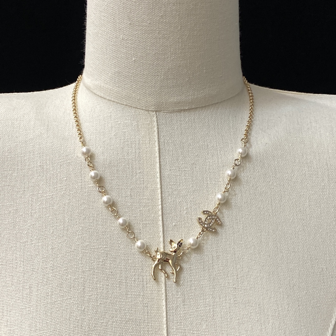 TOP CHANEL CC Necklace with Deer Decoration - Gold