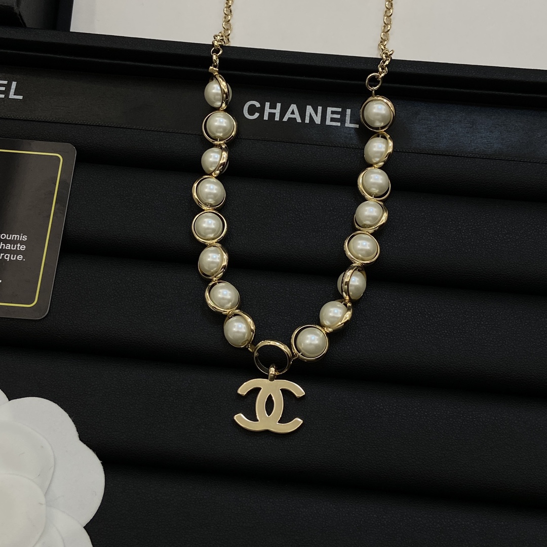 TOP CHANEL Pearl CC Necklace