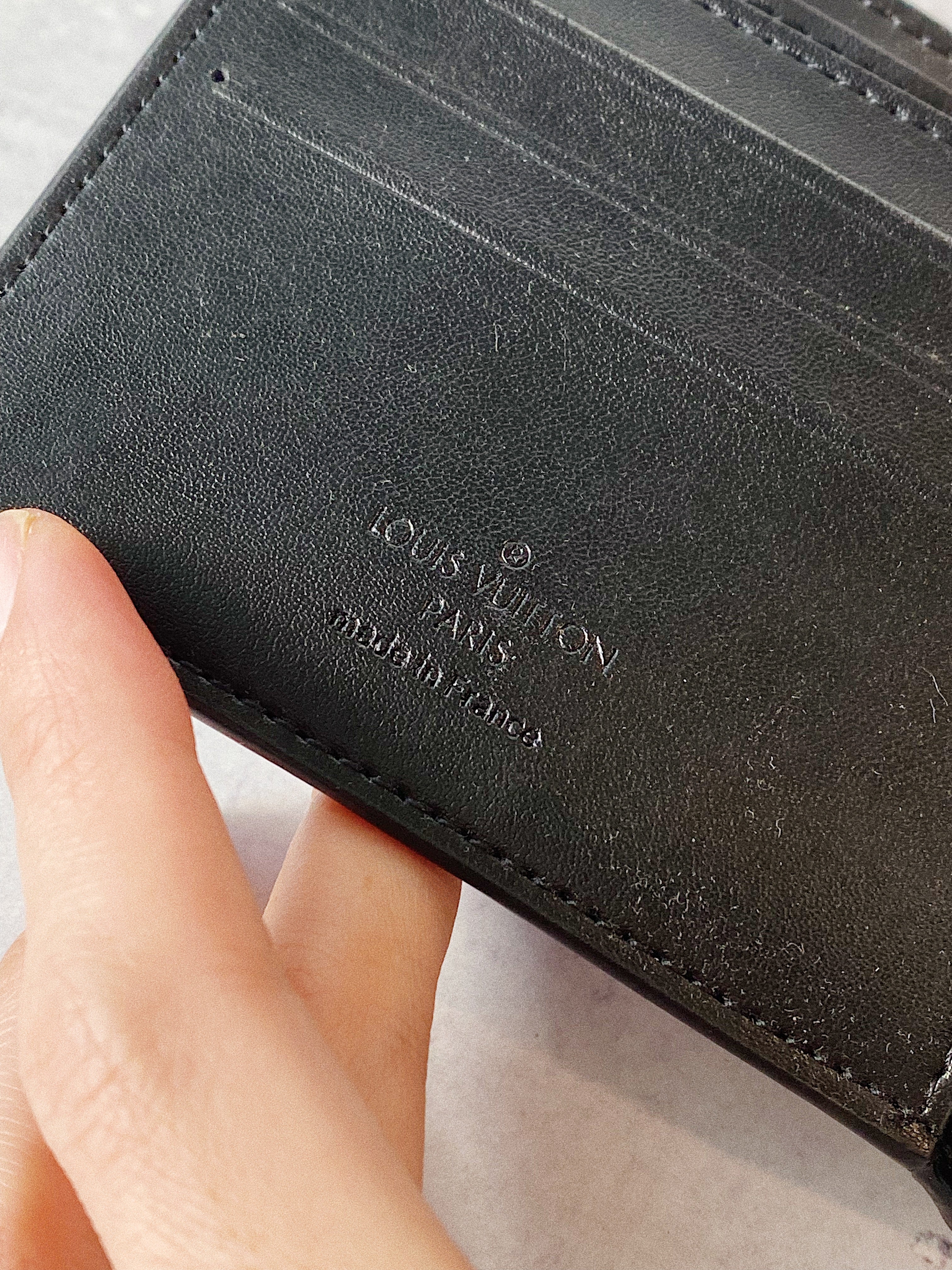 TOP Louis Vuitton LV L*V Plain Leather Logo Folding Men Wallet - Black