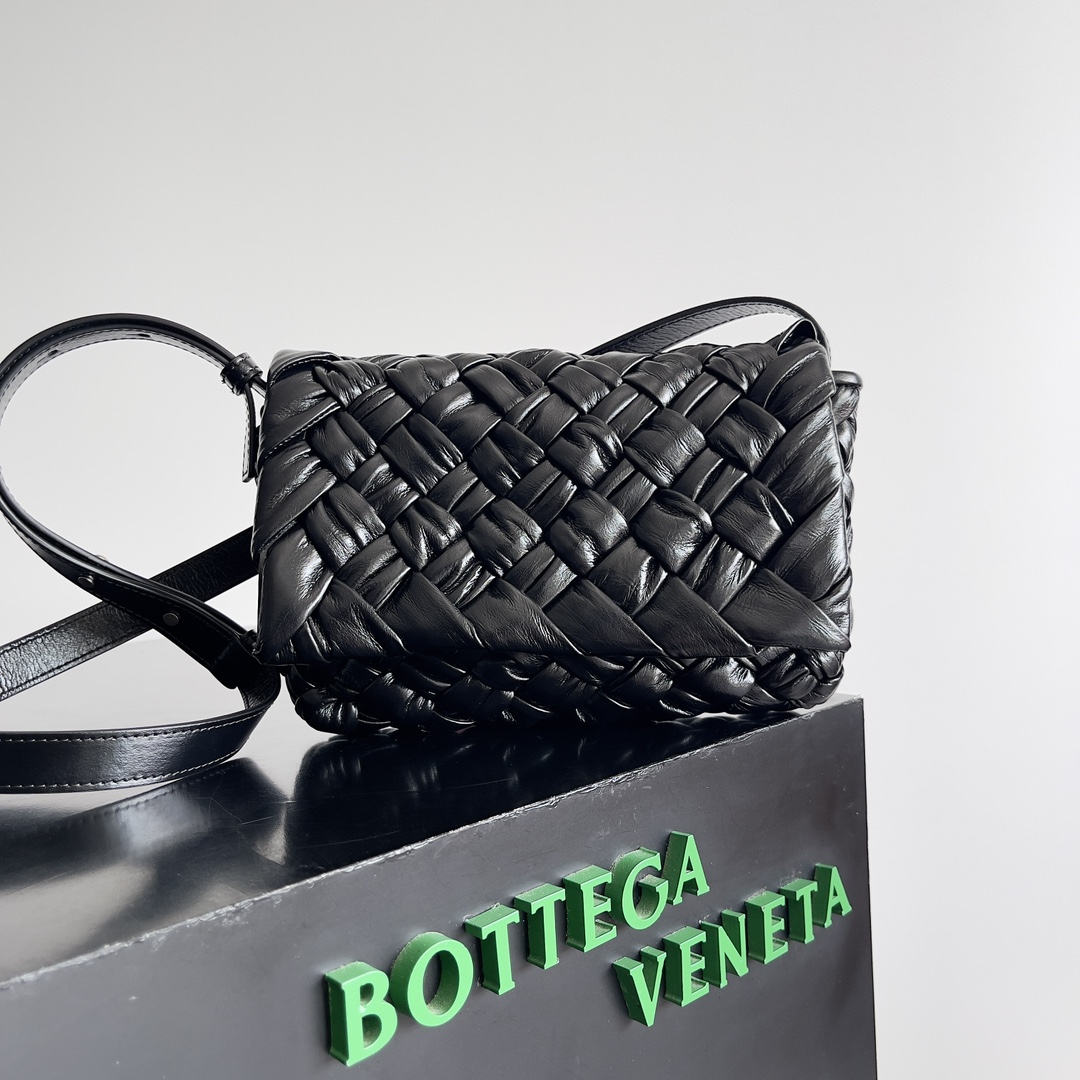 TOP Bottega Veneta BV Rumple Messenger Bag 21x14x5cm - Black