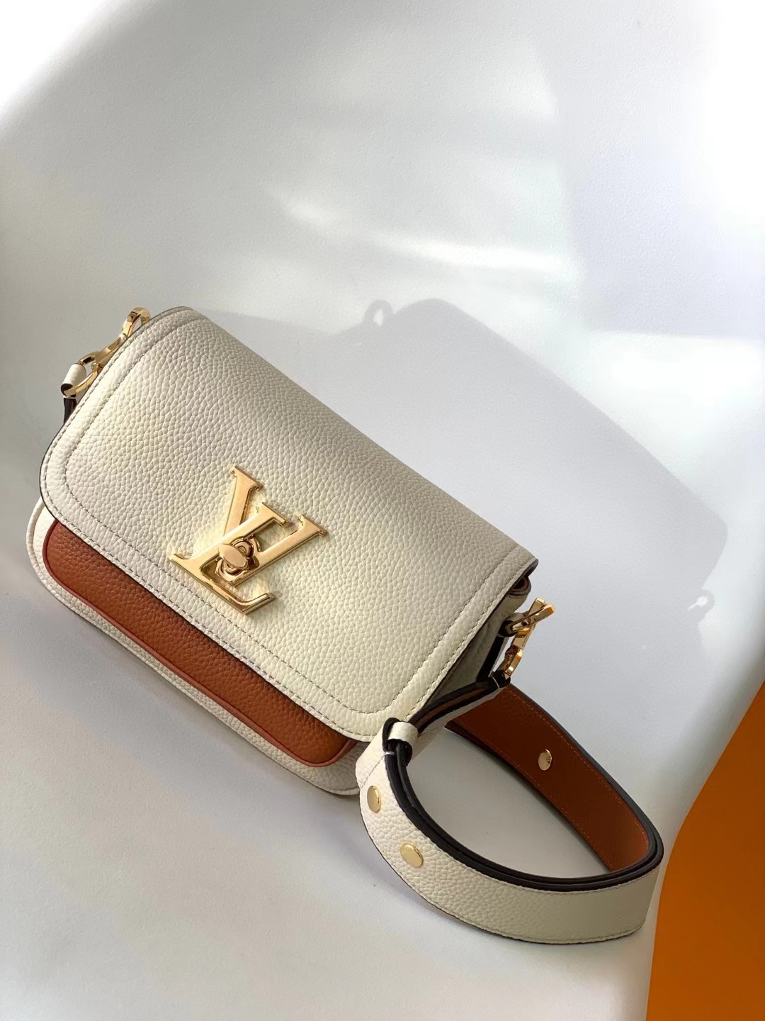 TOP Louis Vuitton LV  Epi Twist Bag 19/13/8cm- White