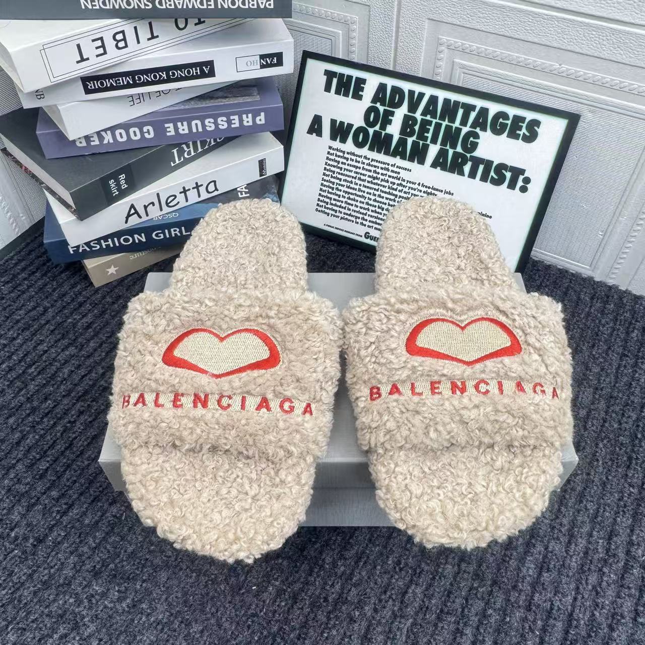 Balenciaga Fluffy Slippers(Replica)