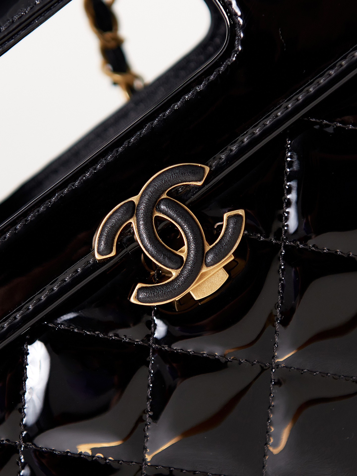 TOP CHANEL 23S Lacquer Leather Messenger Bag 18.5×26×8cm - Black