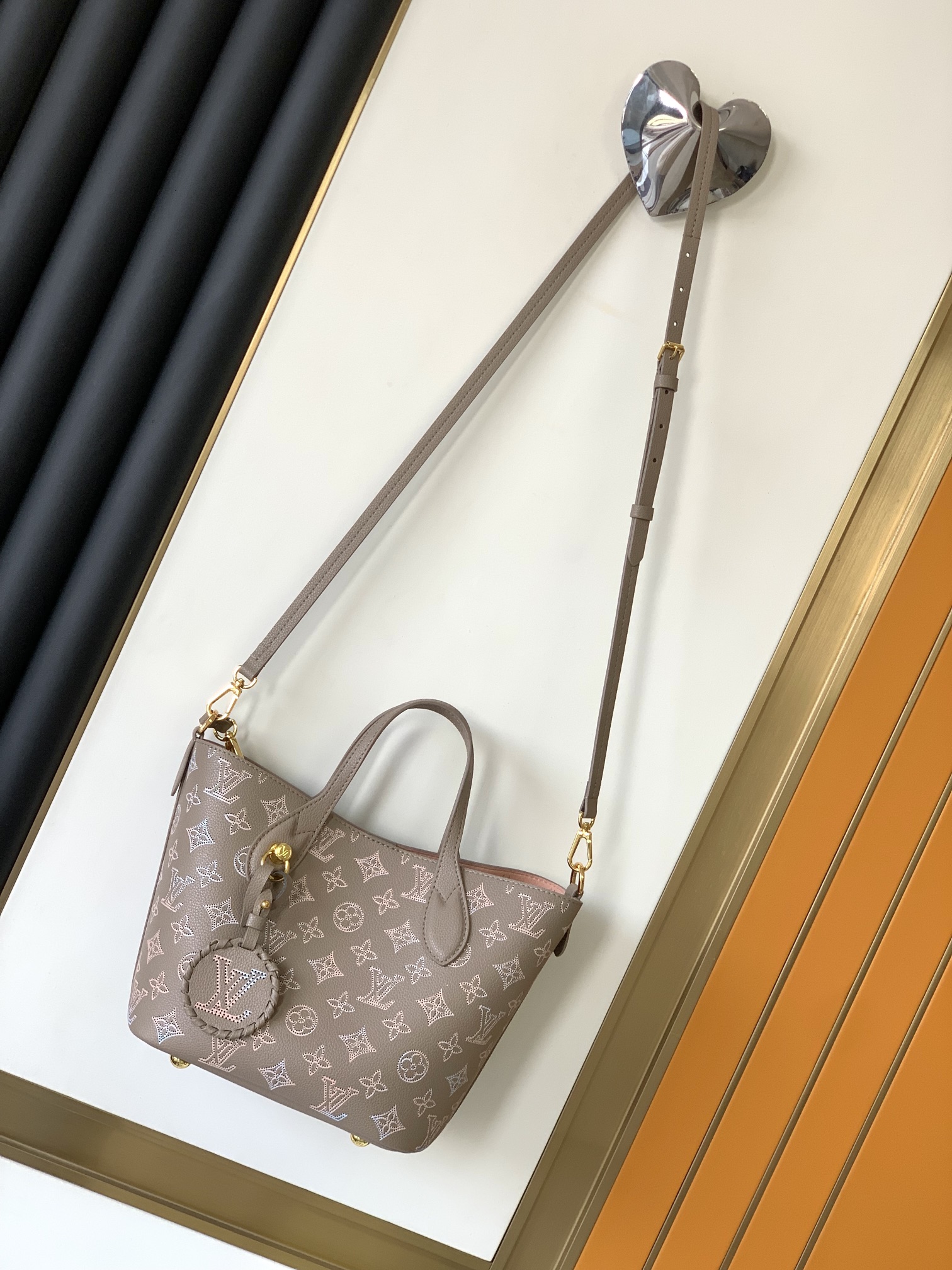 TOP Louis Vuitton LV Blossom Tote Bag Made Of Carved Cowhide Leather - 2 Sizes